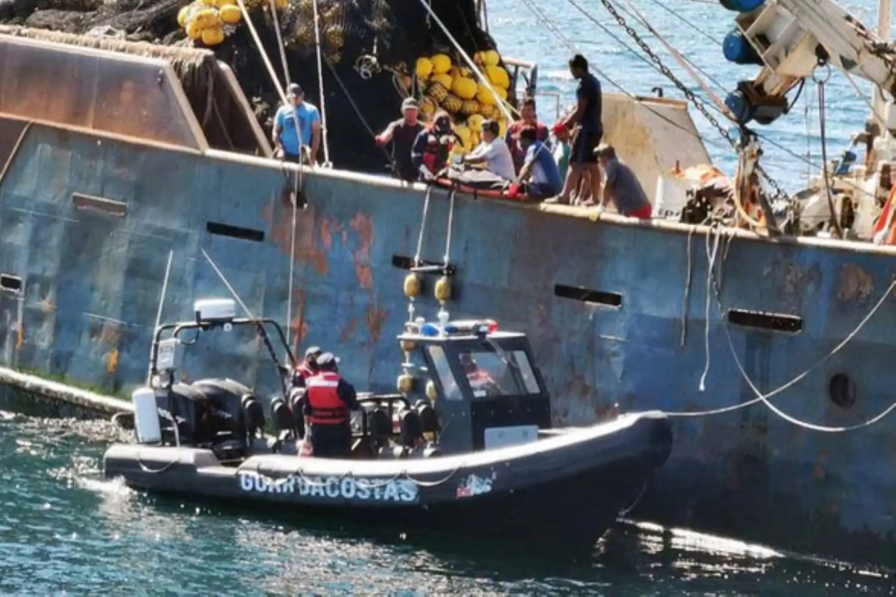 Personal de la Patrullera Marítima BAP Río Piura, rescató a 18 tripulantes de la embarcación pesquera “Huacho Cinco”, que sufrió un accidente en altamar, a la altura de Caleta Lomas en Arequipa. Foto: Marina de Guerra del Perú