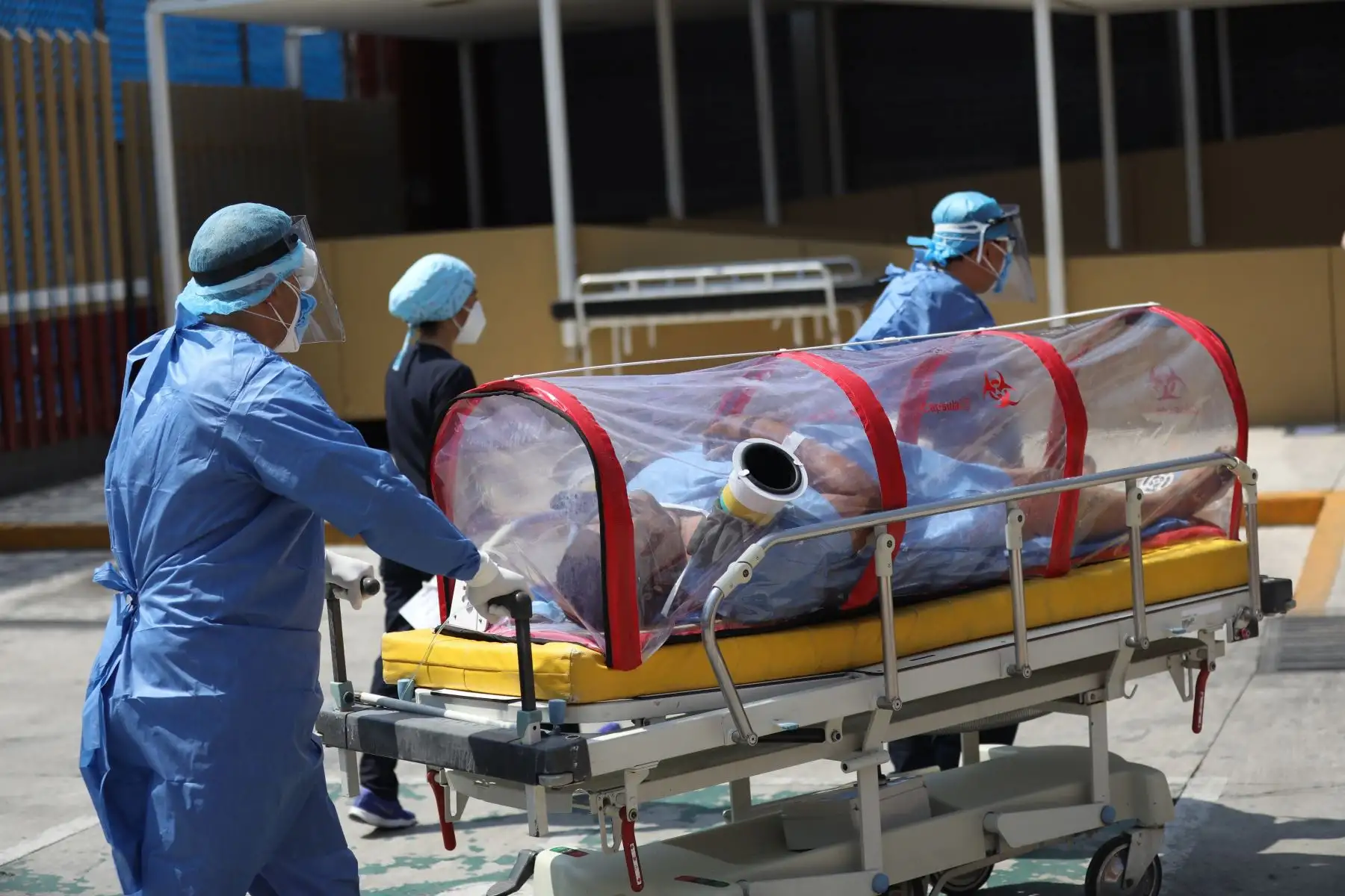Médicos trasladan a un paciente para su atención por COVID-19, este jueves en el Hospital General de Ciudad de México (México). Foto: EFE