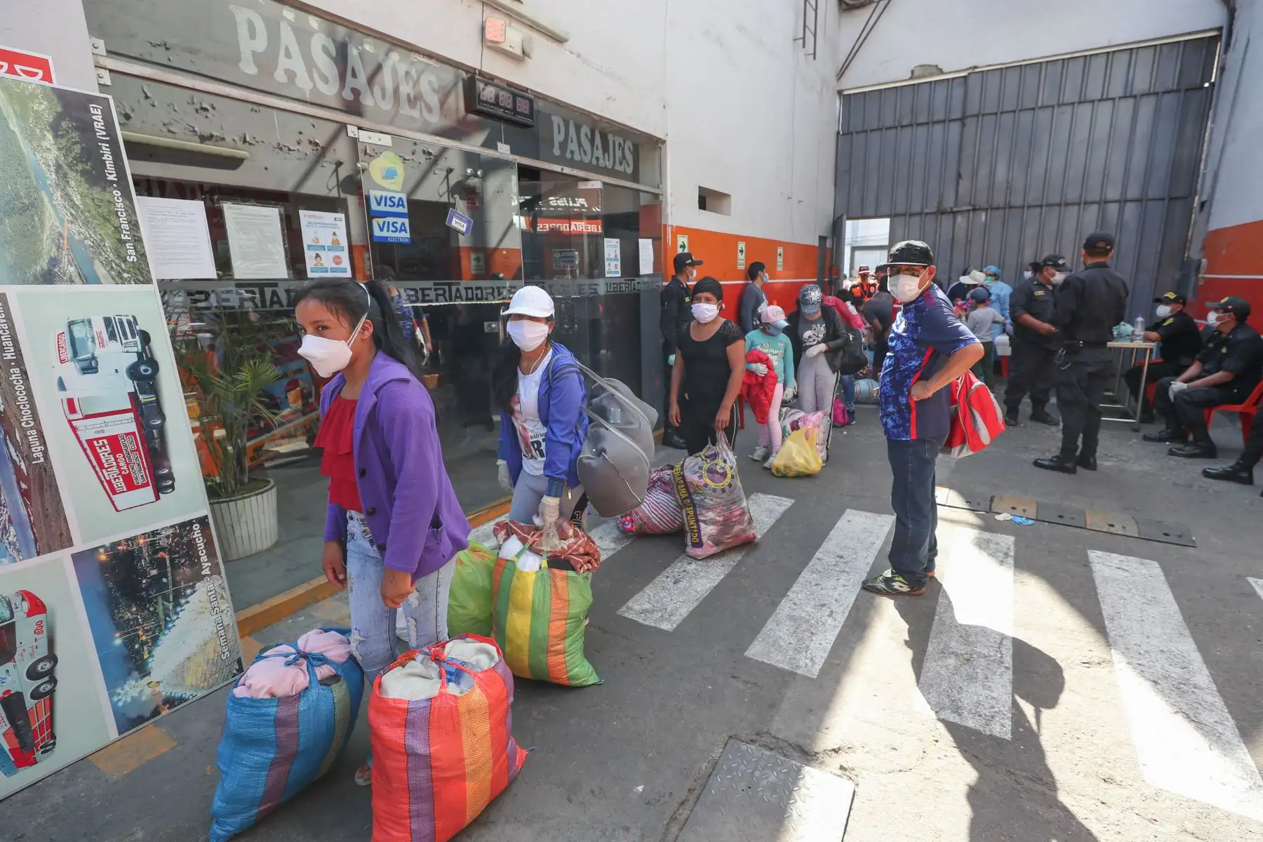 Más de mil personas vulnerables   fueron trasladadas a sus regiones de origen, retornaron de Lima a Cusco, Piura y Ayacucho. Gracias a coordinaciones entre Indeci, gobiernos regionales, Ministerio de Salud, Policía Nacional y otras instituciones
Foto: Mindef