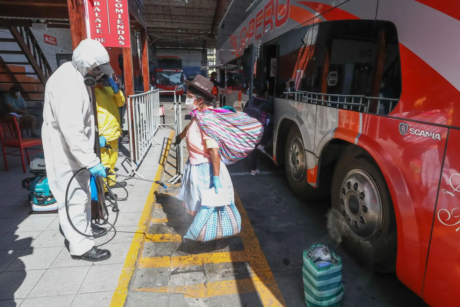Más de mil personas vulnerables   fueron trasladadas a sus regiones de origen, retornaron de Lima a Cusco, Piura y Ayacucho. Gracias a coordinaciones entre Indeci, gobiernos regionales, Ministerio de Salud, Policía Nacional y otras instituciones
Foto: Mindef
