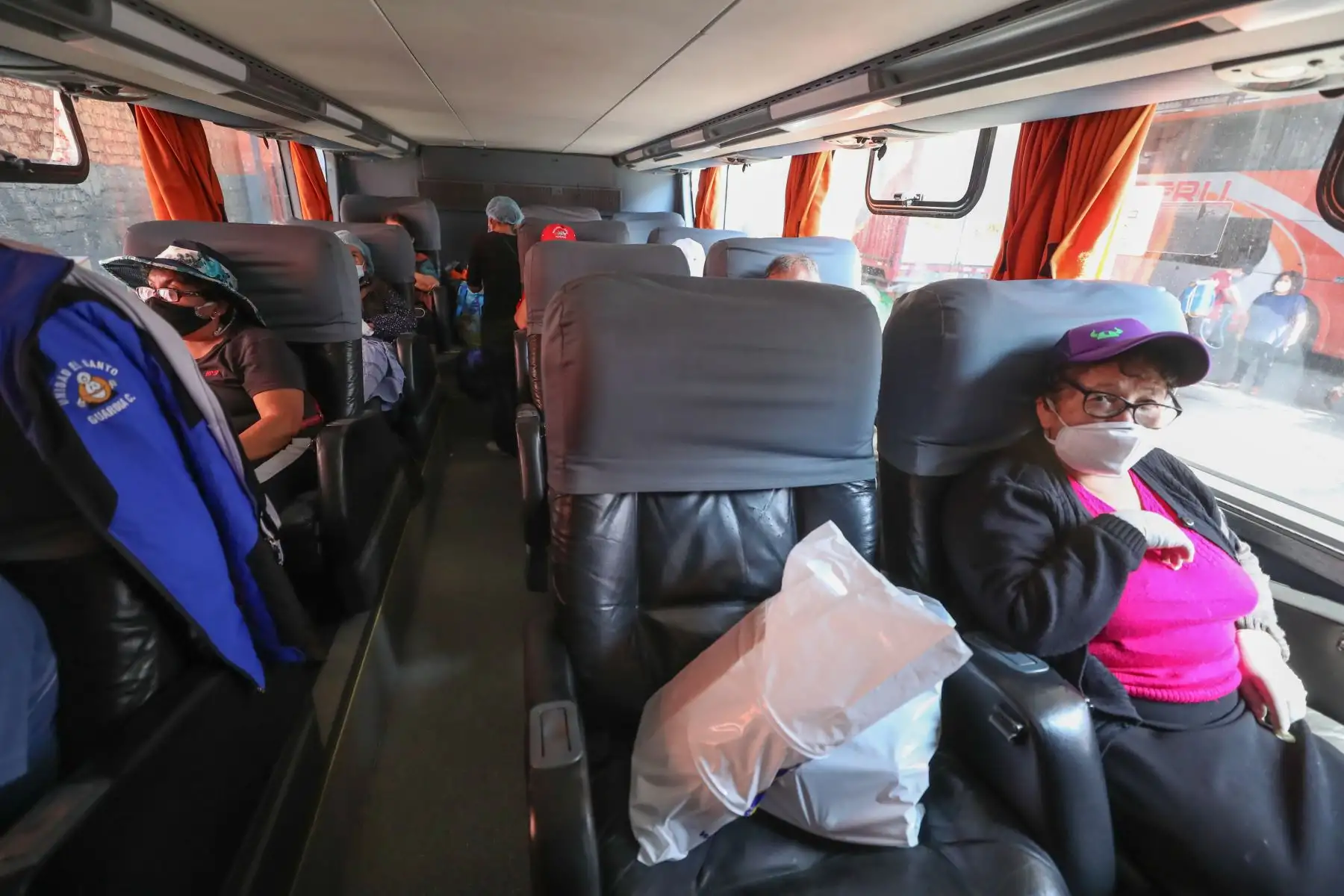 Más de mil personas vulnerables   fueron trasladadas a sus regiones de origen, retornaron de Lima a Cusco, Piura y Ayacucho. Gracias a coordinaciones entre Indeci, gobiernos regionales, Ministerio de Salud, Policía Nacional y otras instituciones
Foto: Mindef