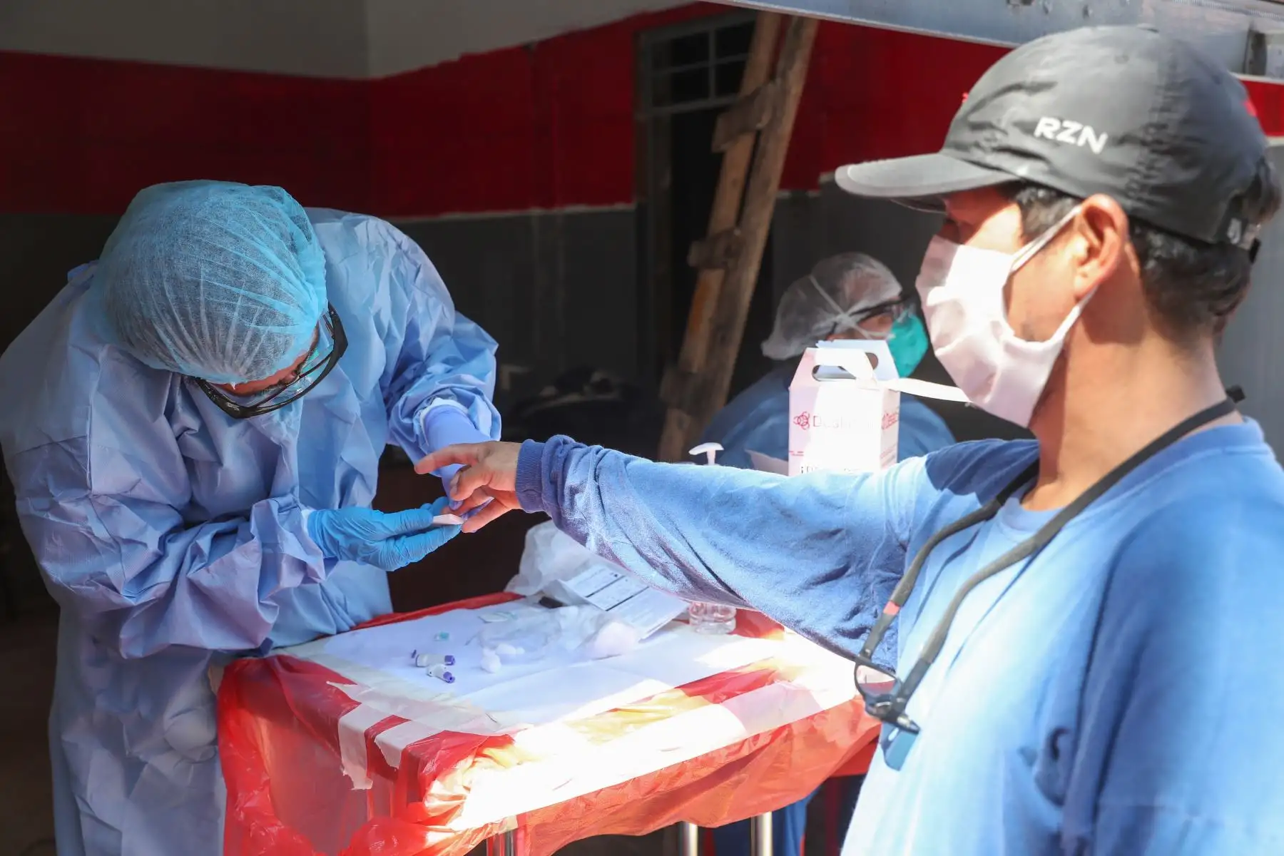 Más de mil personas vulnerables   fueron trasladadas a sus regiones de origen, retornaron de Lima a Cusco, Piura y Ayacucho. Gracias a coordinaciones entre Indeci, gobiernos regionales, Ministerio de Salud, Policía Nacional y otras instituciones
Foto: Mindef