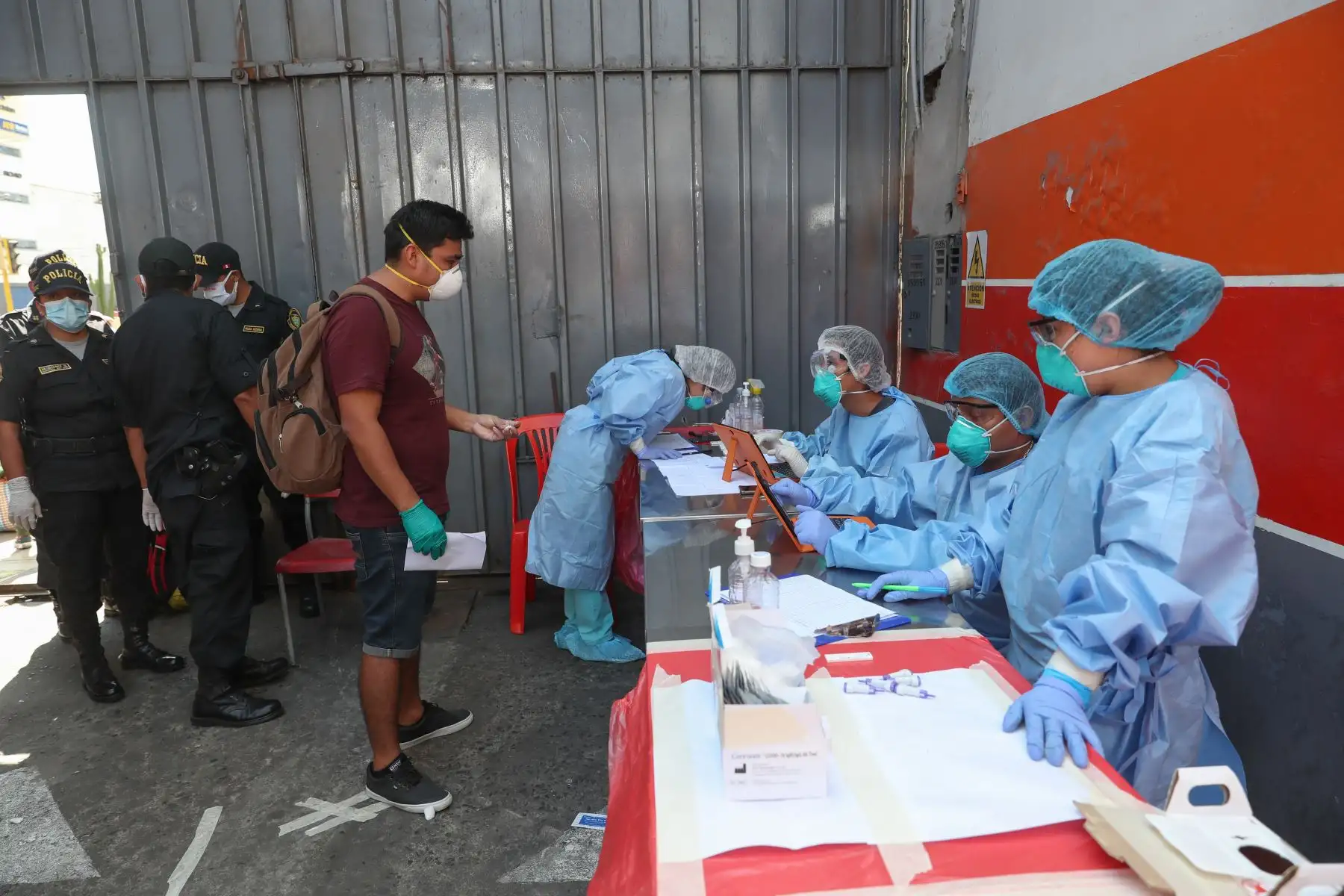 Más de mil personas vulnerables   fueron trasladadas a sus regiones de origen, retornaron de Lima a Cusco, Piura y Ayacucho. Gracias a coordinaciones entre Indeci, gobiernos regionales, Ministerio de Salud, Policía Nacional y otras instituciones
Foto: Mindef