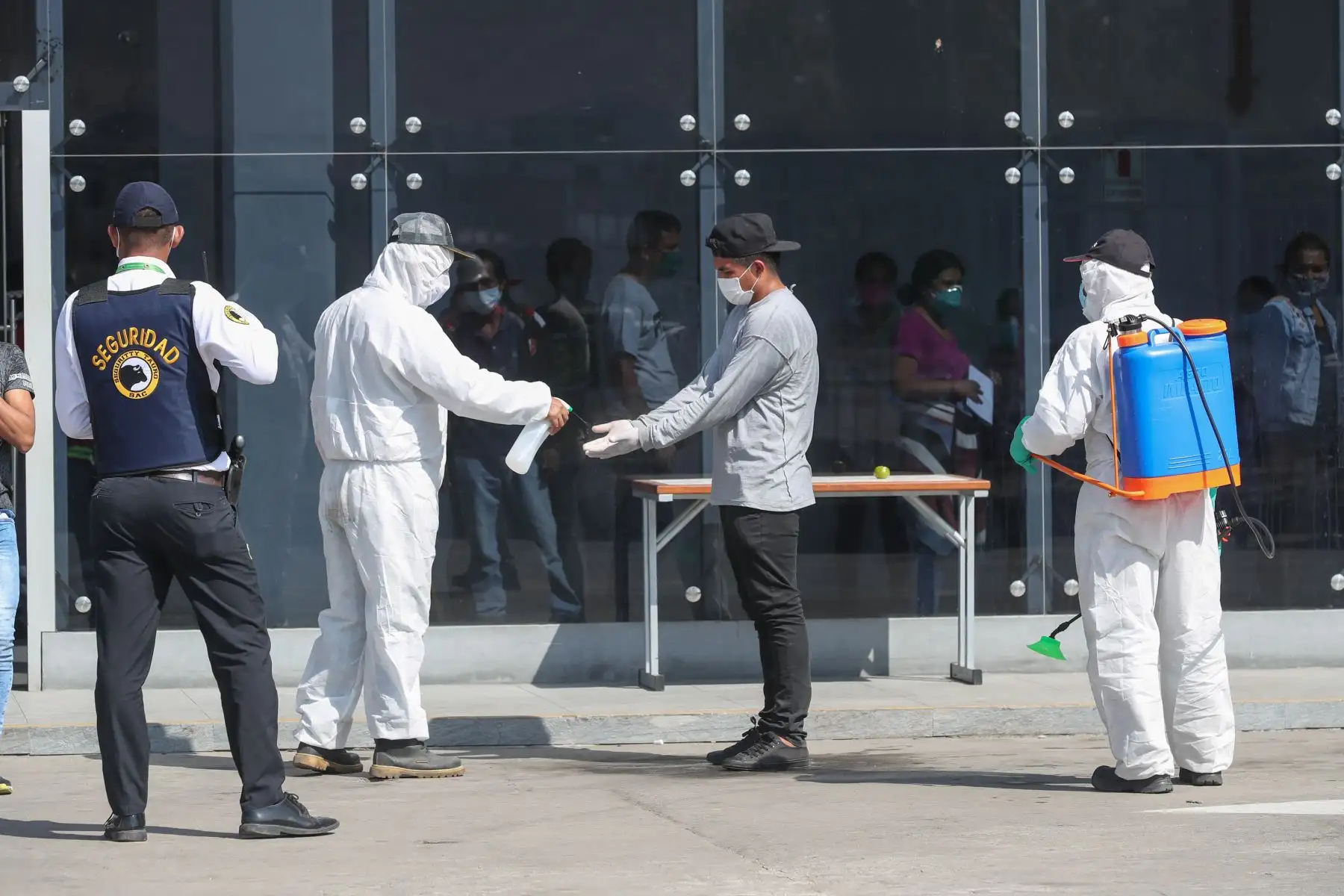 Más de mil personas vulnerables   fueron trasladadas a sus regiones de origen, retornaron de Lima a Cusco, Piura y Ayacucho. Gracias a coordinaciones entre Indeci, gobiernos regionales, Ministerio de Salud, Policía Nacional y otras instituciones
Foto: Mindef
