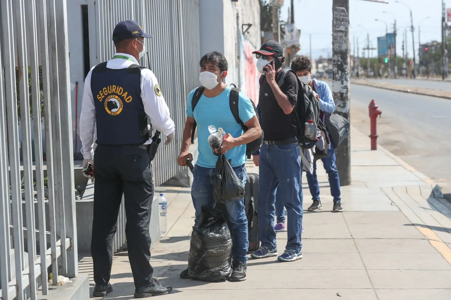 Más de mil personas vulnerables   fueron trasladadas a sus regiones de origen, retornaron de Lima a Cusco, Piura y Ayacucho. Gracias a coordinaciones entre Indeci, gobiernos regionales, Ministerio de Salud, Policía Nacional y otras instituciones
Foto: Mindef