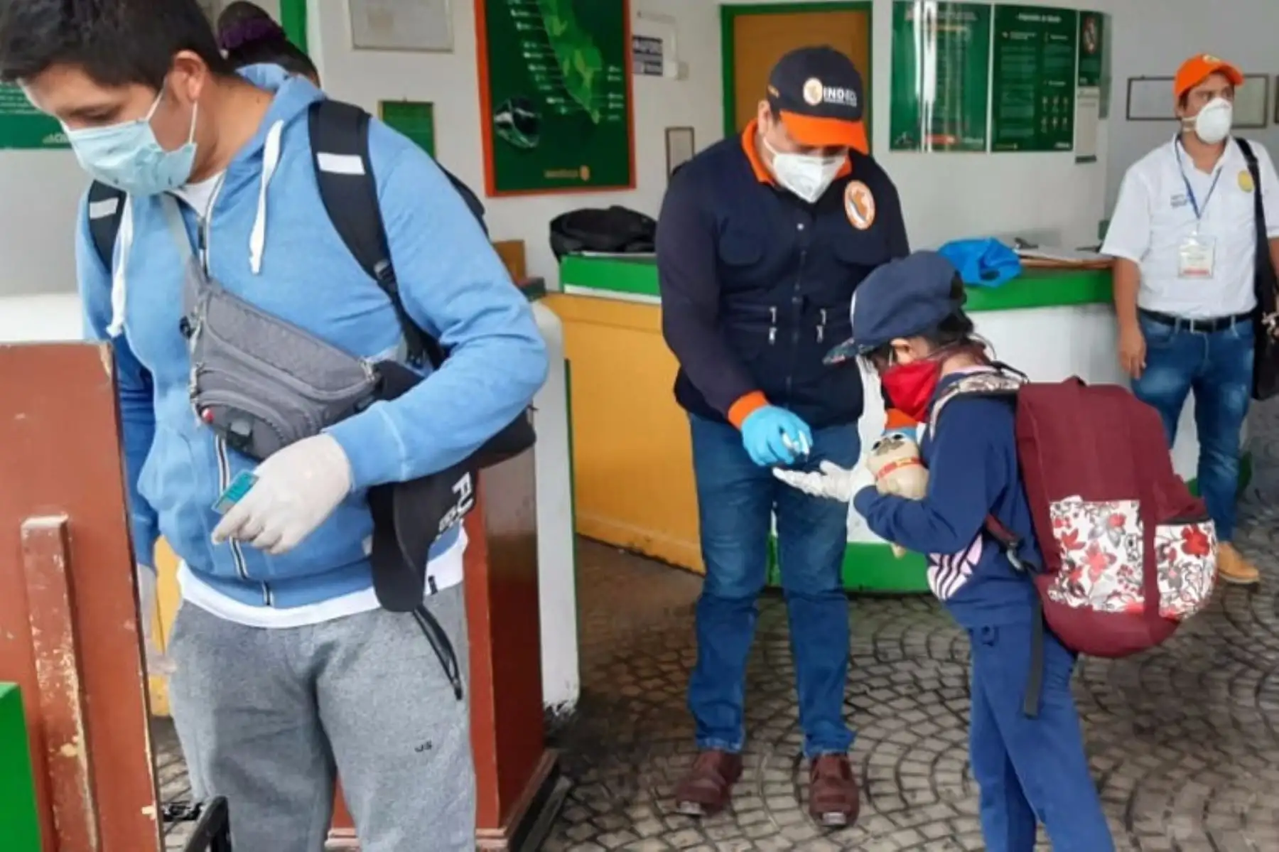 Con un trabajo articulado de la PCM, el GORE Tumbes, MINSA, SUTRAN, la PNP y el INDECI, se realizó la inspección y control sanitario a connacionales que fueron trasladados a su región de domicilio habitual.Foto: INDECI