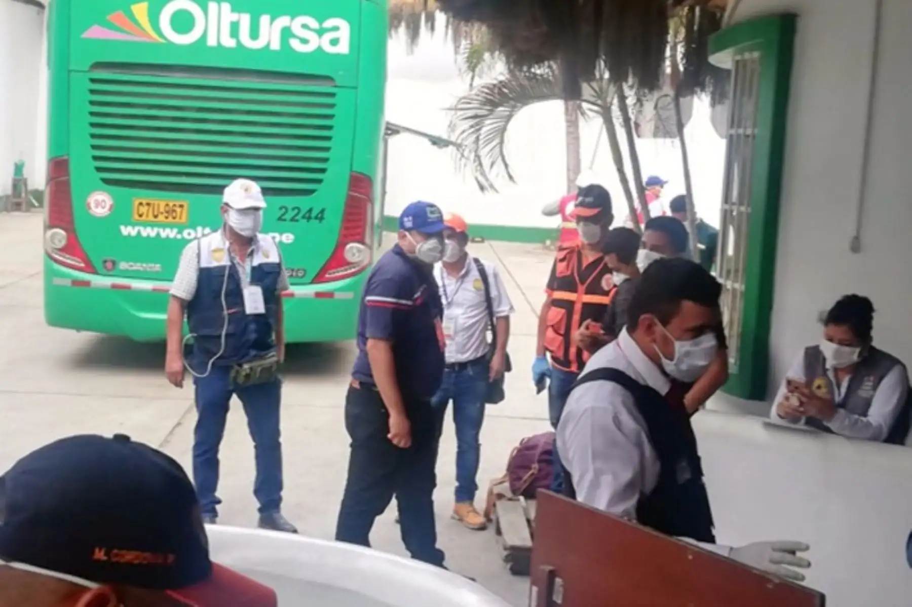 Con un trabajo articulado de la PCM, el GORE Tumbes, MINSA, SUTRAN, la PNP y el INDECI, se realizó la inspección y control sanitario a connacionales que fueron trasladados a su región de domicilio habitual.Foto: INDECI