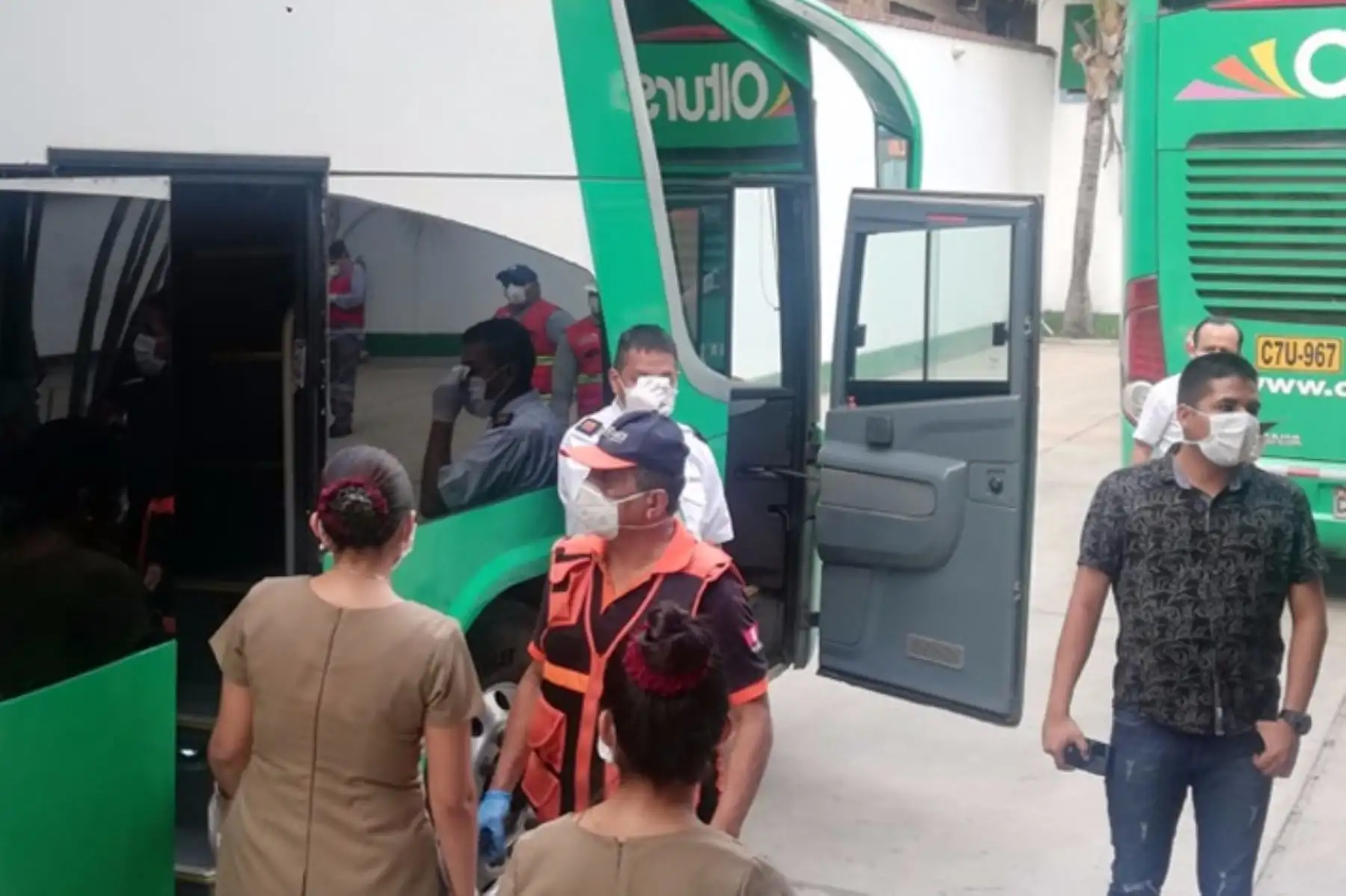 Con un trabajo articulado de la PCM, el GORE Tumbes, MINSA, SUTRAN, la PNP y el INDECI, se realizó la inspección y control sanitario a connacionales que fueron trasladados a su región de domicilio habitual.Foto: INDECI