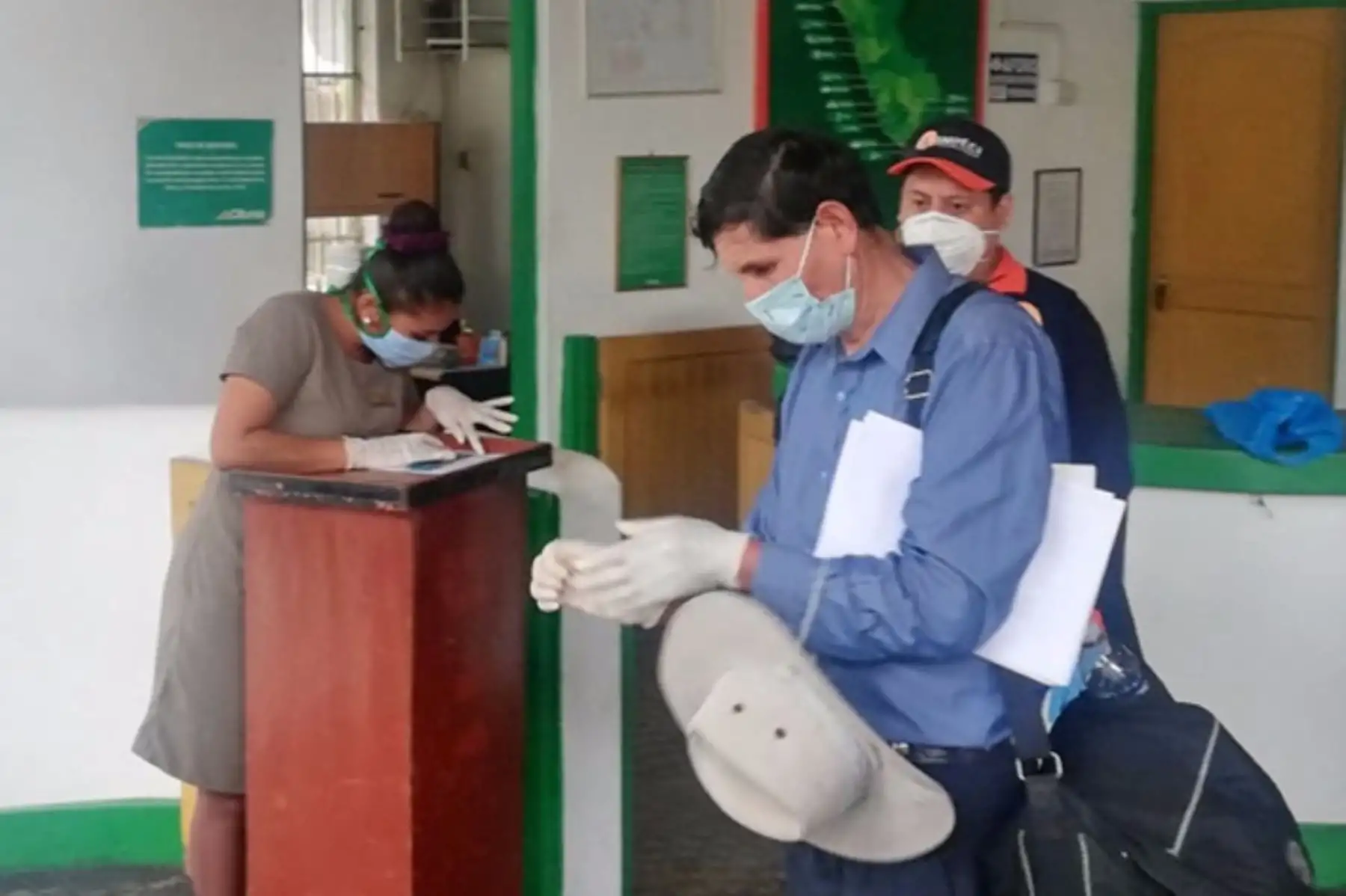 Con un trabajo articulado de la PCM, el GORE Tumbes, MINSA, SUTRAN, la PNP y el INDECI, se realizó la inspección y control sanitario a connacionales que fueron trasladados a su región de domicilio habitual.Foto: INDECI