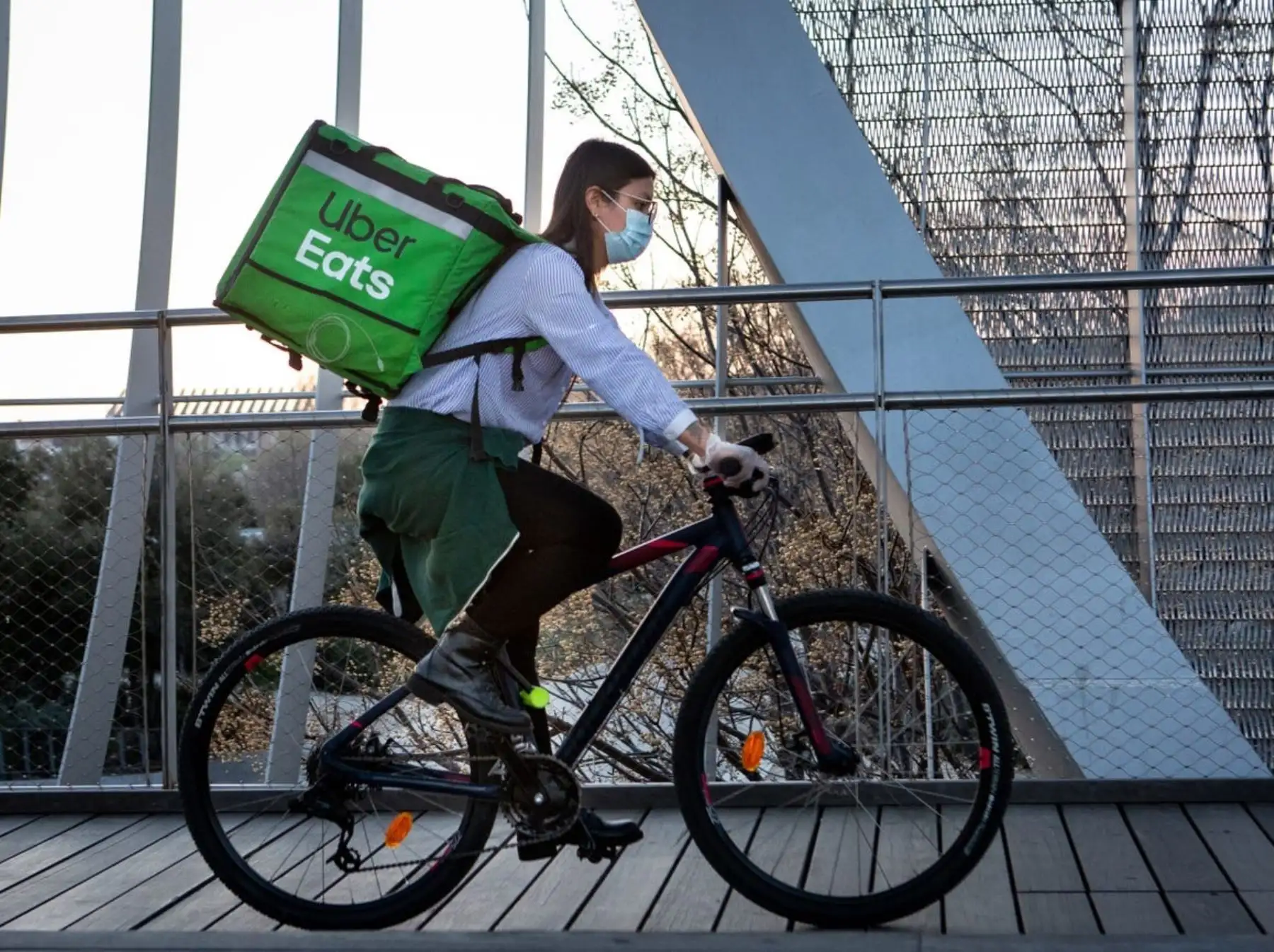Trabajadora de Uber Eats. Foto: Getty Images
