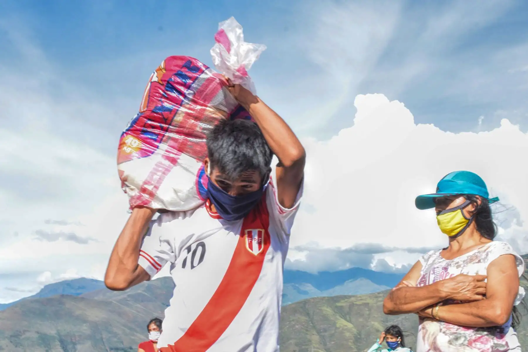 La Municipalidad Provincial de Huánuco dispuso la entrega de víveres para 2,500 familias vulnerables en condición de pobreza y extrema pobreza afectadas por el aislamiento domiciliario y la inmovilización social obligatoria derivados del estado de emergencia para contener la propagación del coronavirus covid-19 en el país. ANDINA/Difusión
