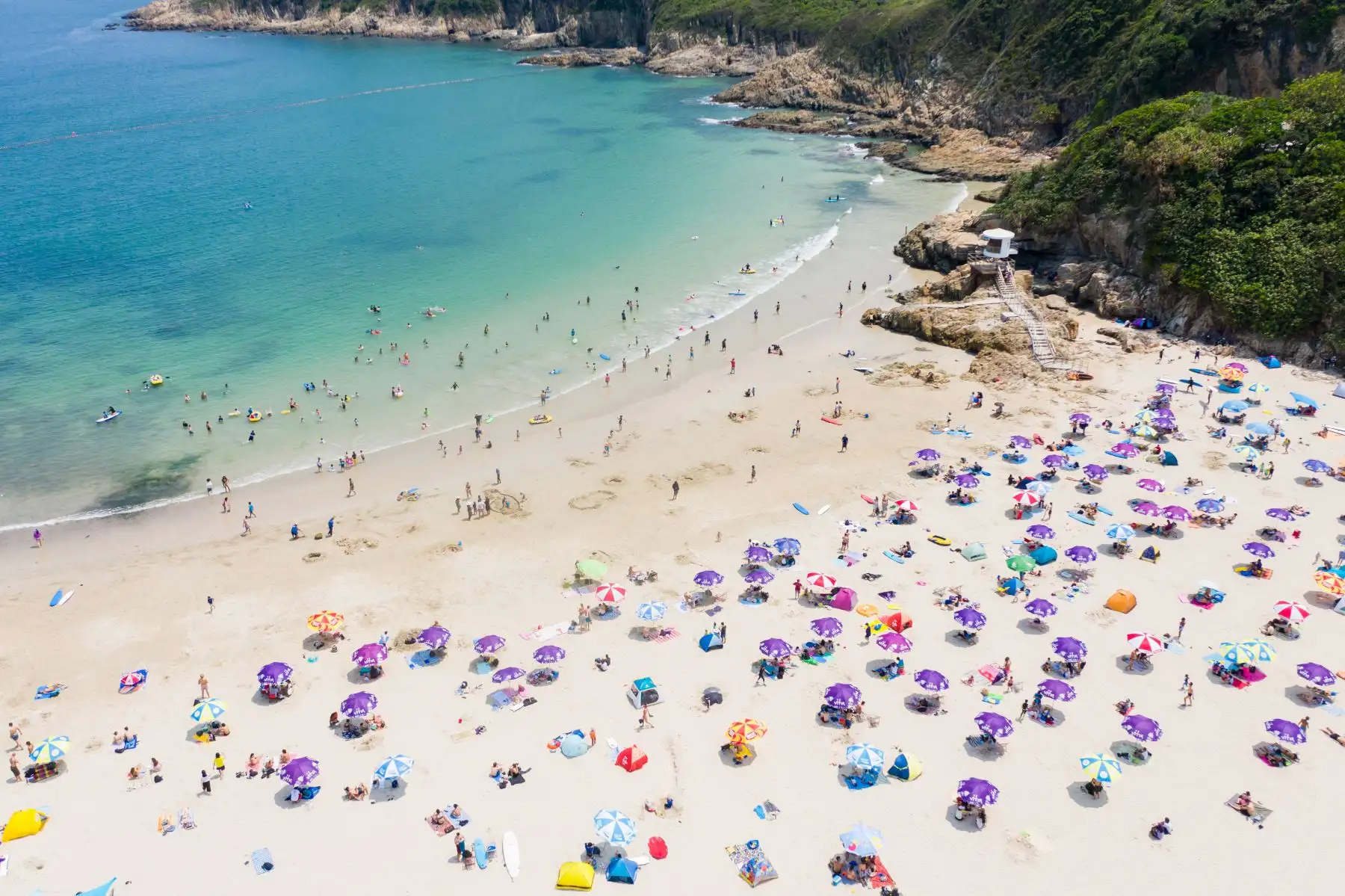 Esta foto aérea muestra a personas reunidas en una playa en Hong Kong el 19 de abril de 2020. Foto: AFP