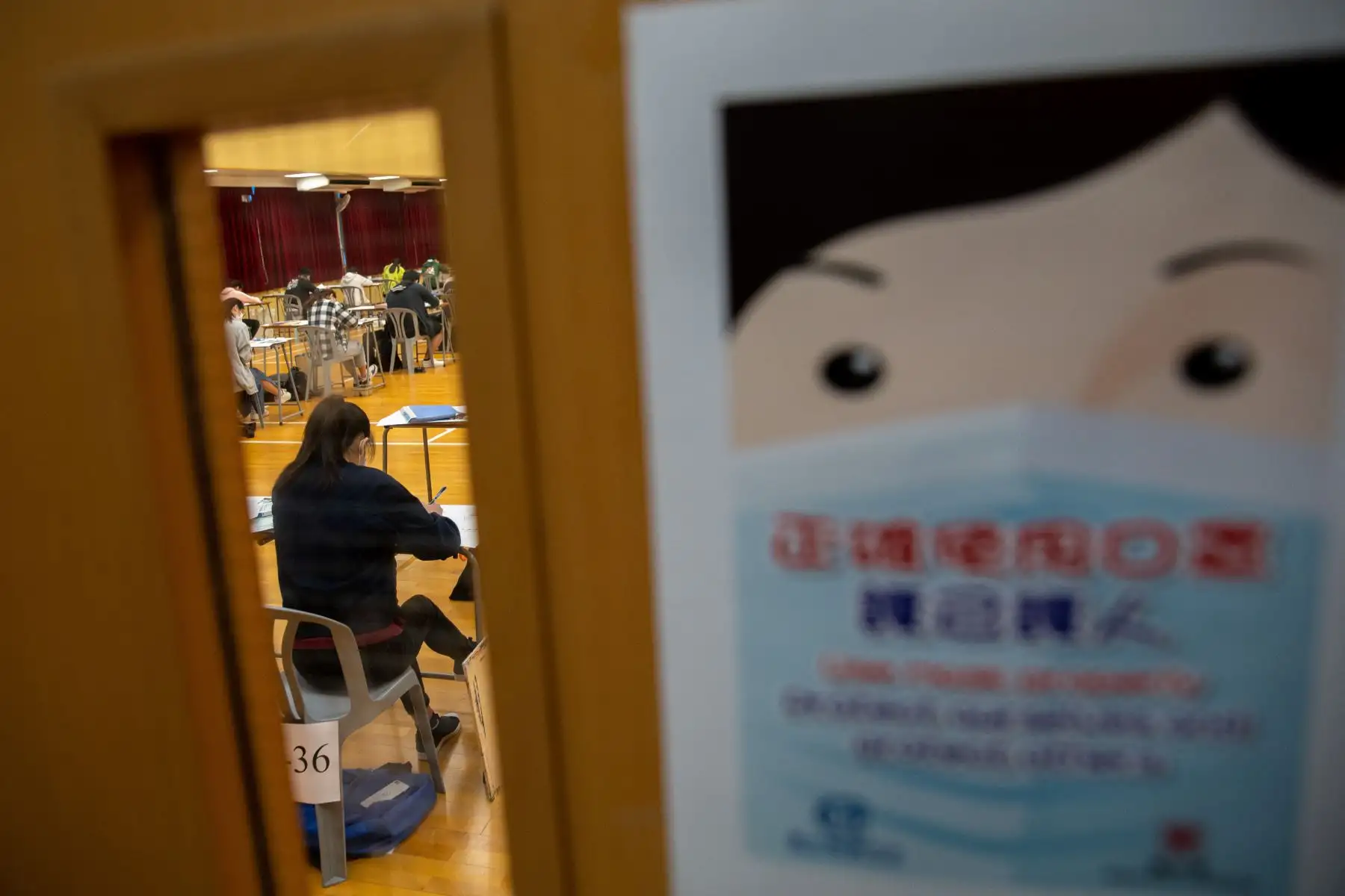 Los exámenes de ingreso a la universidad en Hong Kong comenzaron el 24 de abril con controles de temperatura y medidas de distanciamiento social implementadas en los lugares de examen para prevenir el propagación del coronavirus COVID-19. Foto: AFP
