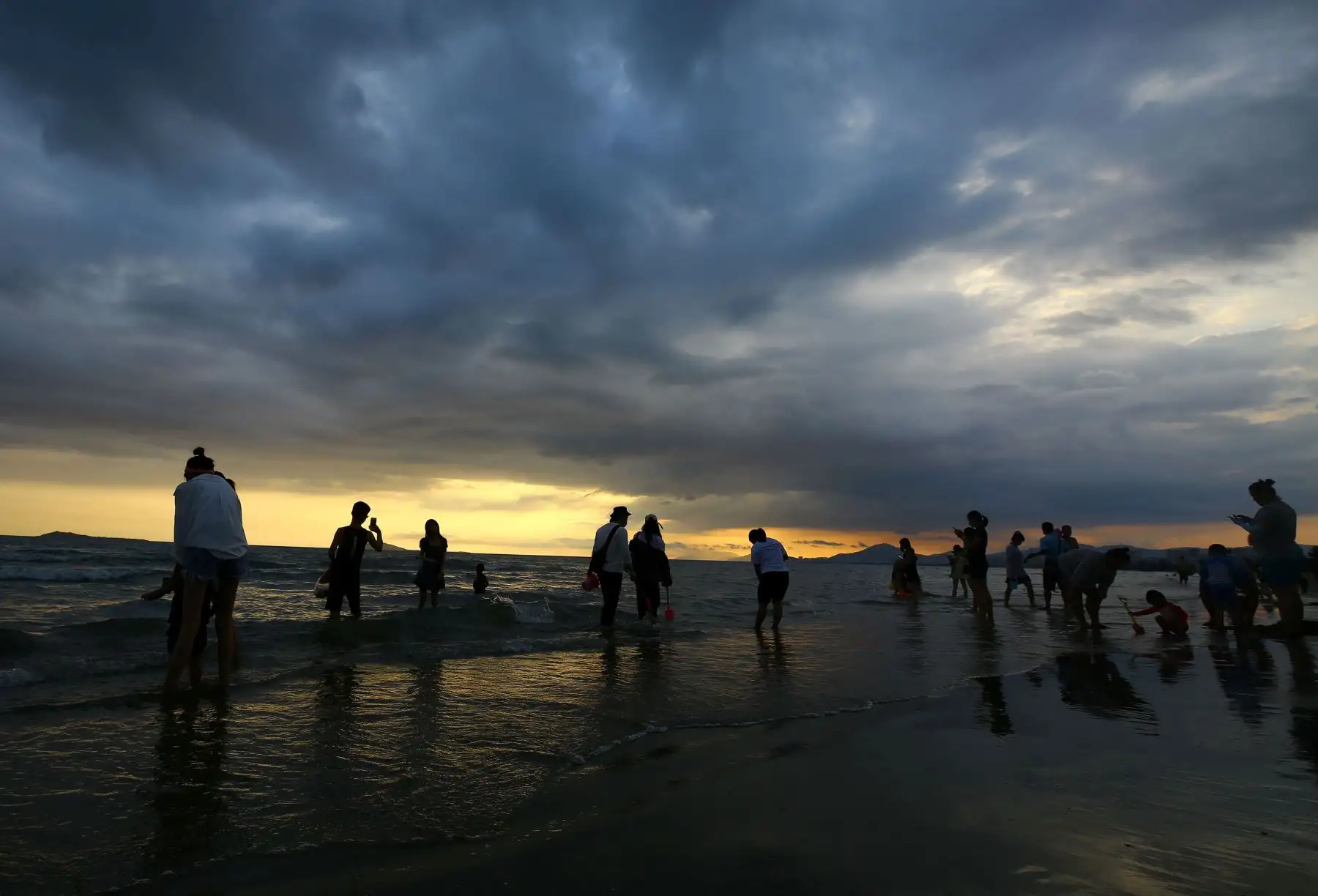 La gente se reúne en una playa en Sanya, en la provincia meridional china de Hainan. Foto: AFP
