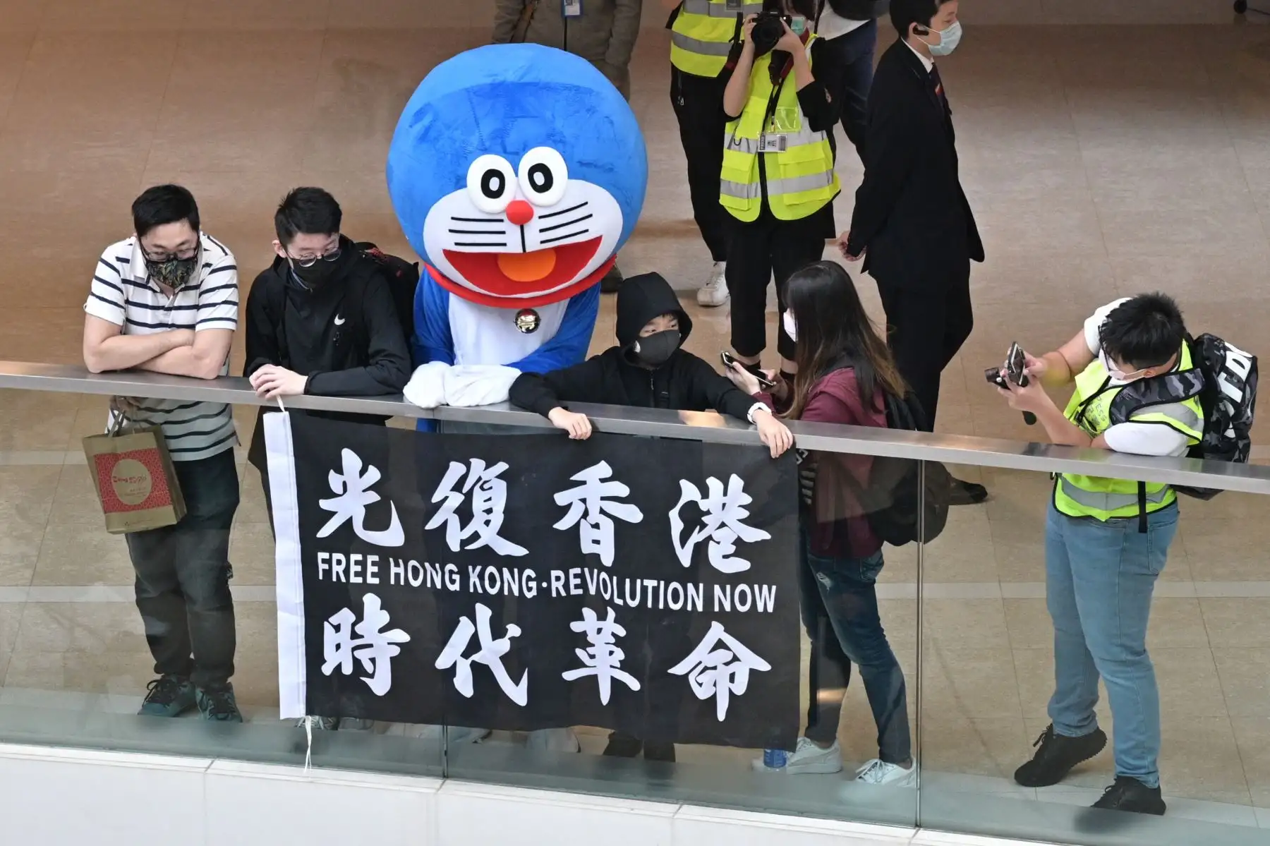 Los manifestantes usan máscaras faciales, como medida de precaución contra el coronavirus COVID-19, durante un mitin de "Almuerzo contigo" en Hong Kong. Foto: AFP
