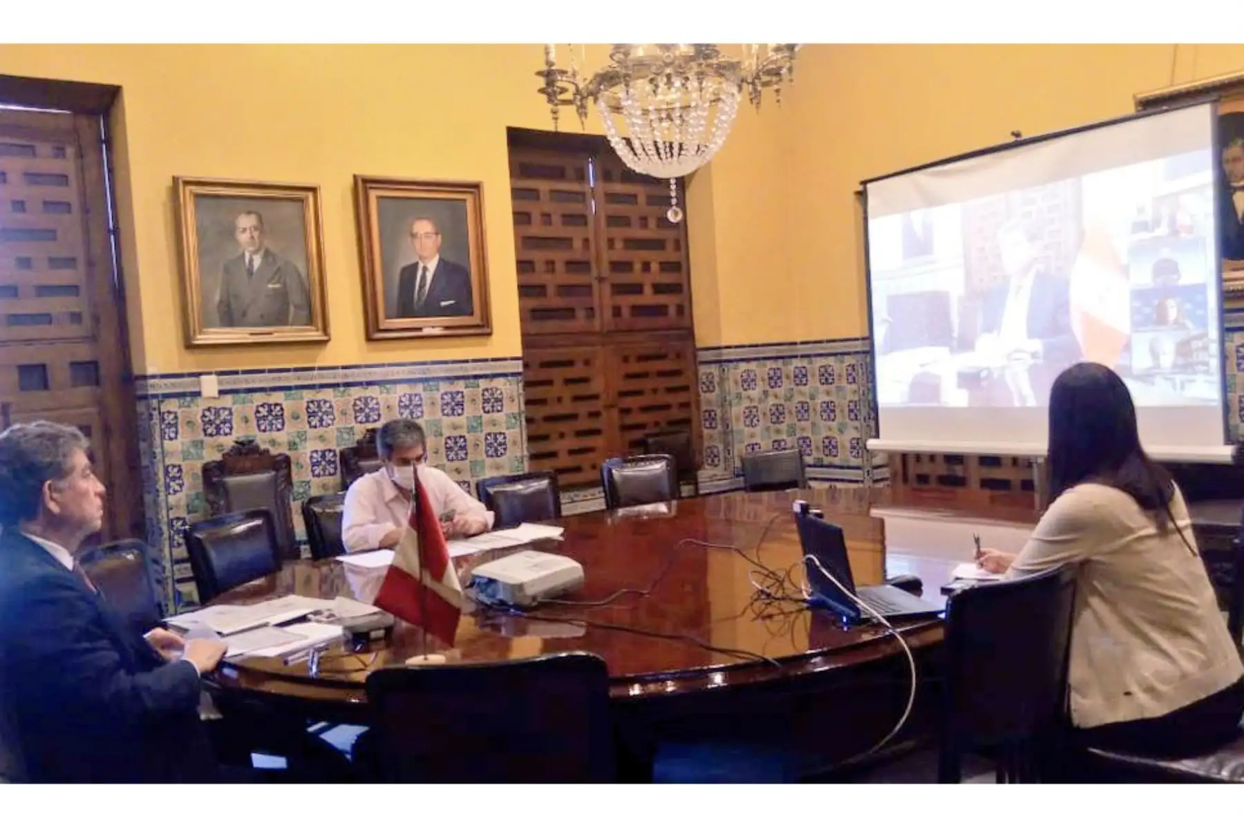 Canciller Gustavo Meza Cuadra participa en la segunda sesión virtual de la Plataforma de Acción contra el COVID 19 para América Latina, organizada por el Foro Económico Mundial.
Foto: Cancillería del Perú
