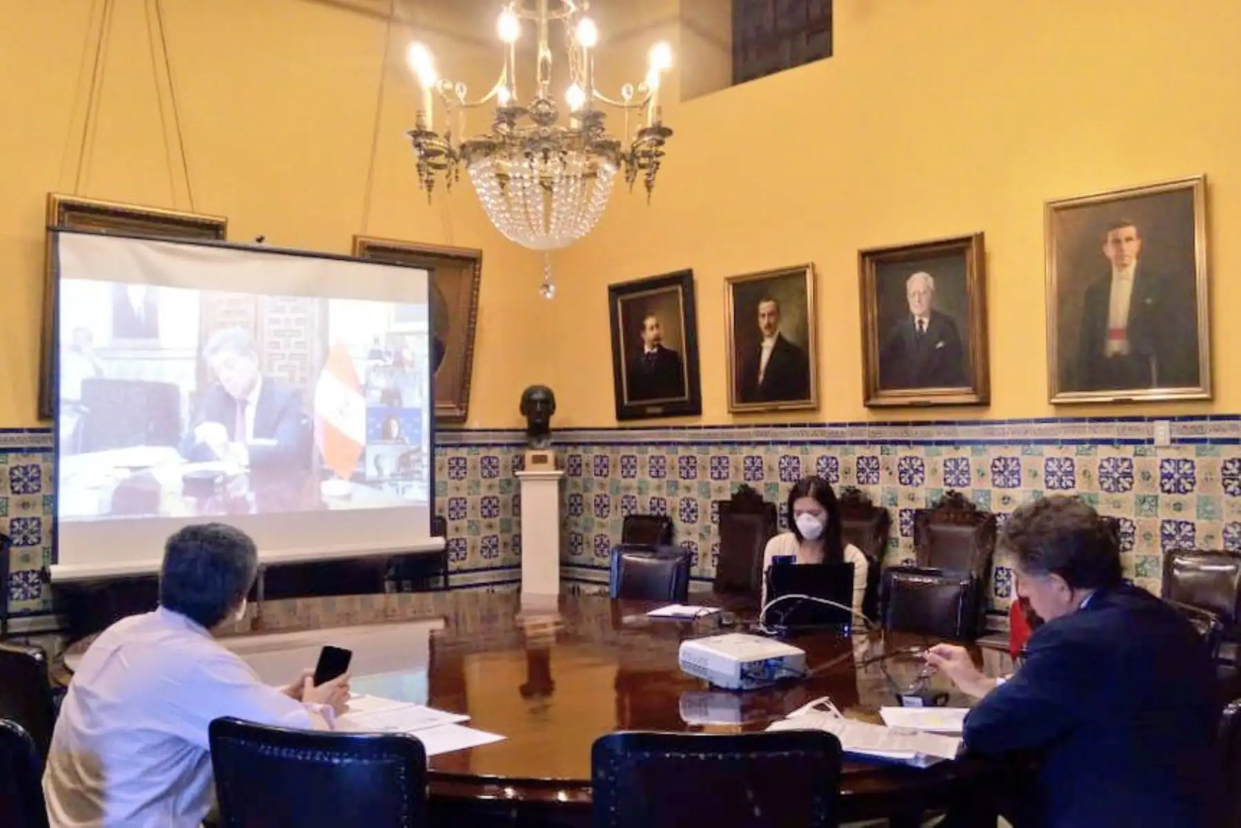 Canciller Gustavo Meza Cuadra participa en la segunda sesión virtual de la Plataforma de Acción contra el COVID 19 para América Latina, organizada por el Foro Económico Mundial.
Foto: Cancillería del Perú