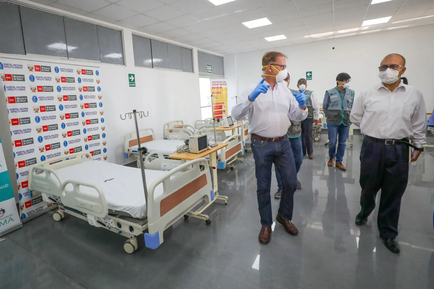 El alcalde de Lima, Jorge Muñoz, entregó al Hospital Nacional Hipólito Unanue equipos médicos de Sisol Salud para la atención de pacientes con COVID-19.  Foto:ANDINA/Essalud