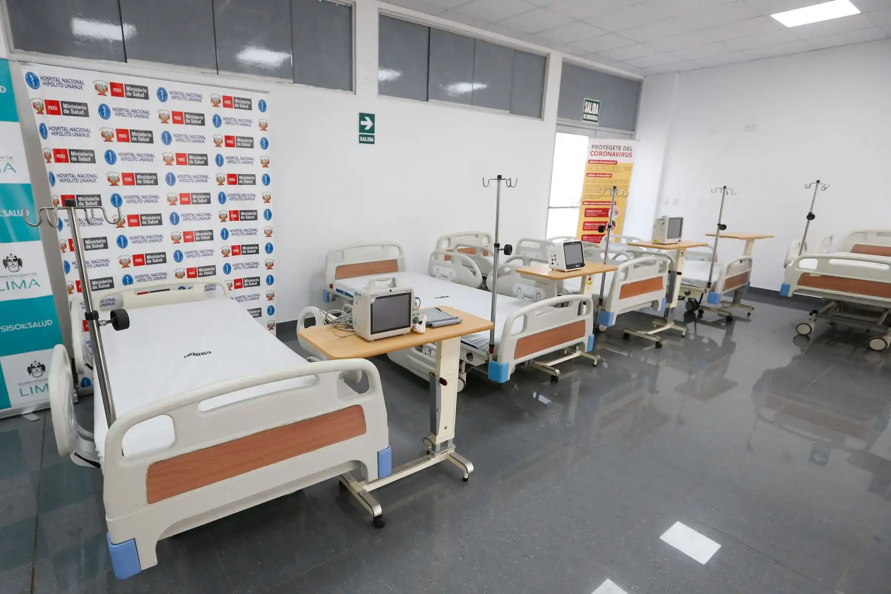 El alcalde de Lima, Jorge Muñoz, entregó al Hospital Nacional Hipólito Unanue equipos médicos de Sisol Salud para la atención de pacientes con COVID-19 Foto:ANDINA/Essalud