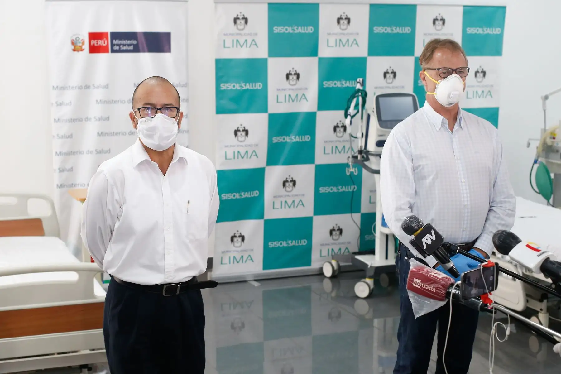 El alcalde de Lima, Jorge Muñoz, entregó al Hospital Nacional Hipólito Unanue equipos médicos de Sisol Salud para la atención de pacientes con COVID-19.  Foto:ANDINA/Essalud