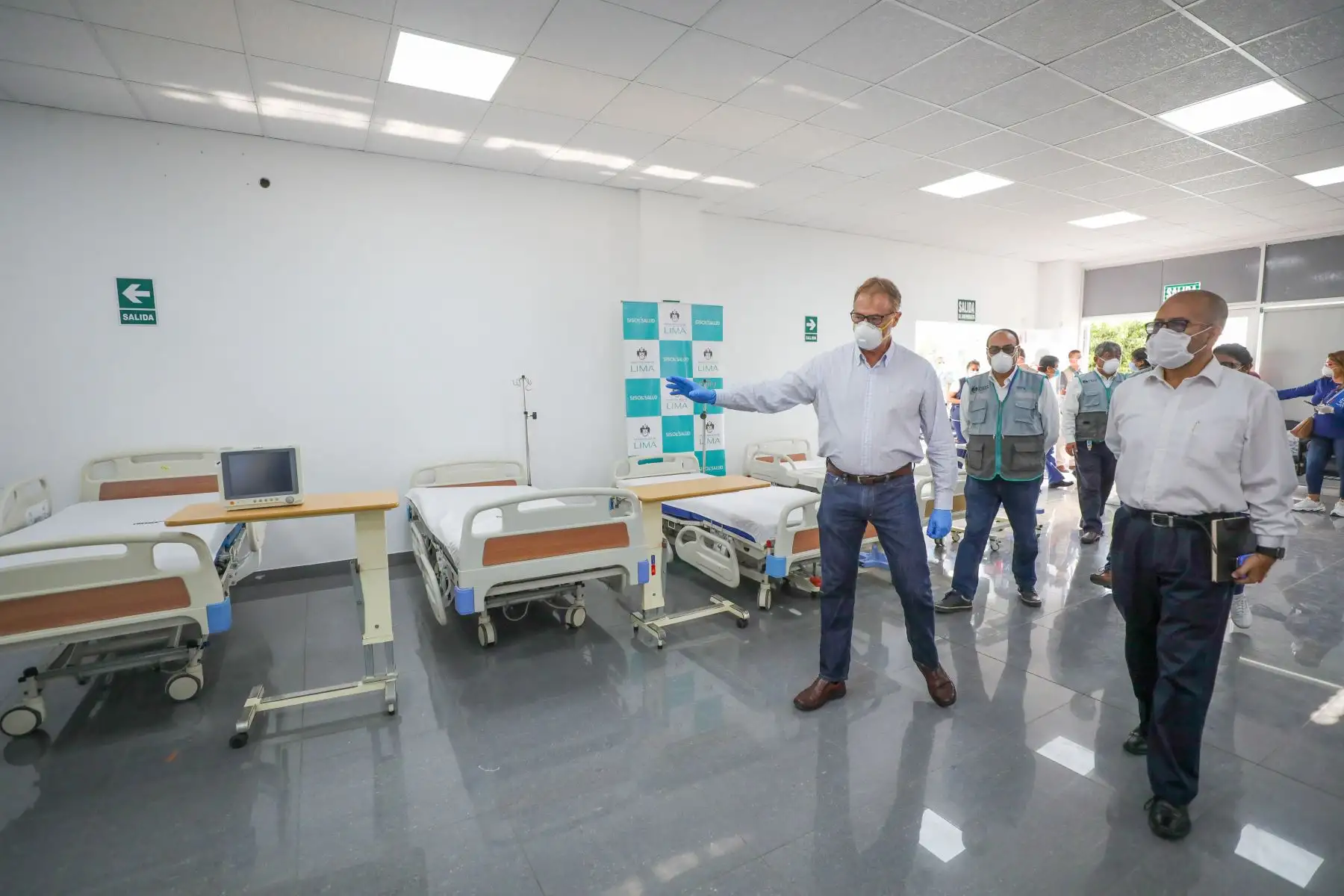 El alcalde de Lima, Jorge Muñoz, entregó al Hospital Nacional Hipólito Unanue equipos médicos de Sisol Salud para la atención de pacientes con COVID-19.  Foto:ANDINA/Essalud