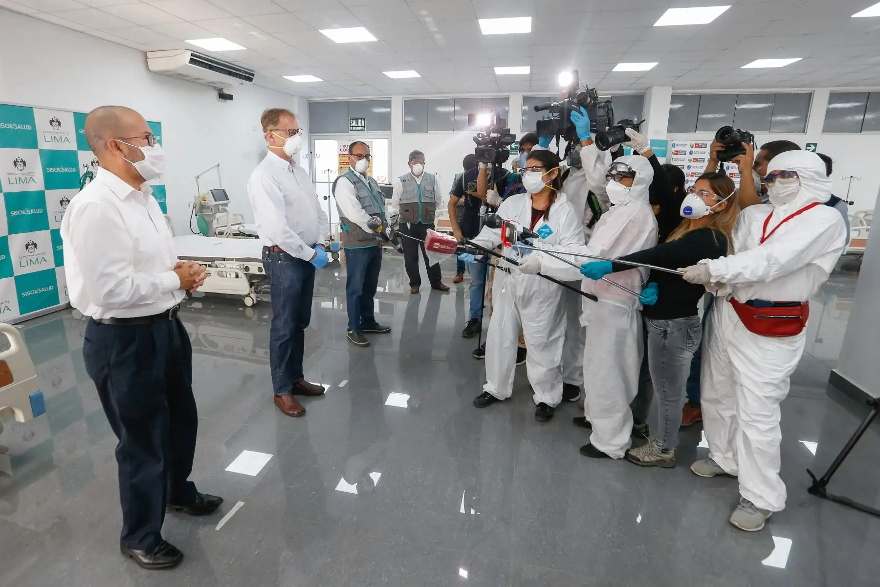 El alcalde de Lima, Jorge Muñoz, entregó al Hospital Nacional Hipólito Unanue equipos médicos de Sisol Salud para la atención de pacientes con COVID-19.  Foto:ANDINA/Essalud