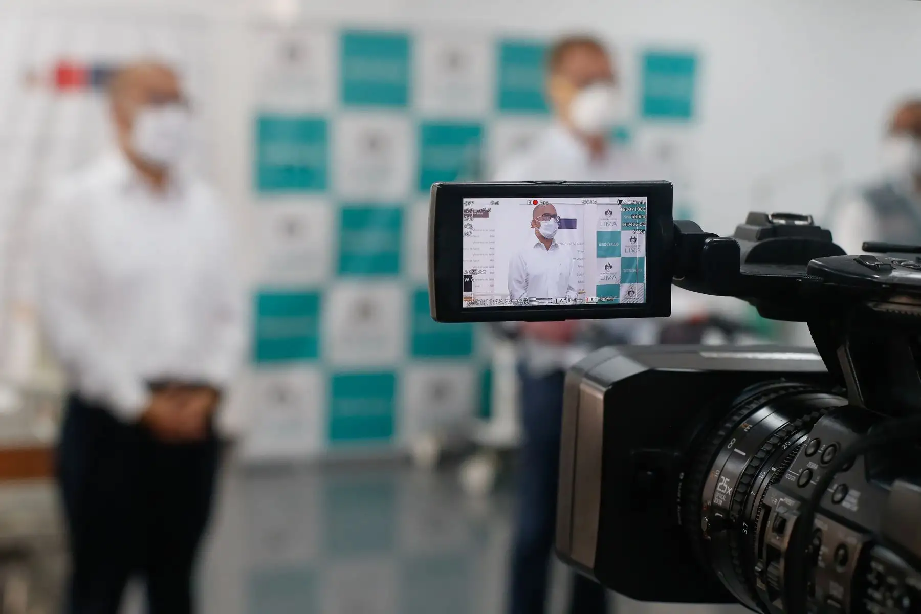 El alcalde de Lima, Jorge Muñoz, entregó al Hospital Nacional Hipólito Unanue equipos médicos de Sisol Salud para la atención de pacientes con COVID-19.  Foto:ANDINA/Essalud