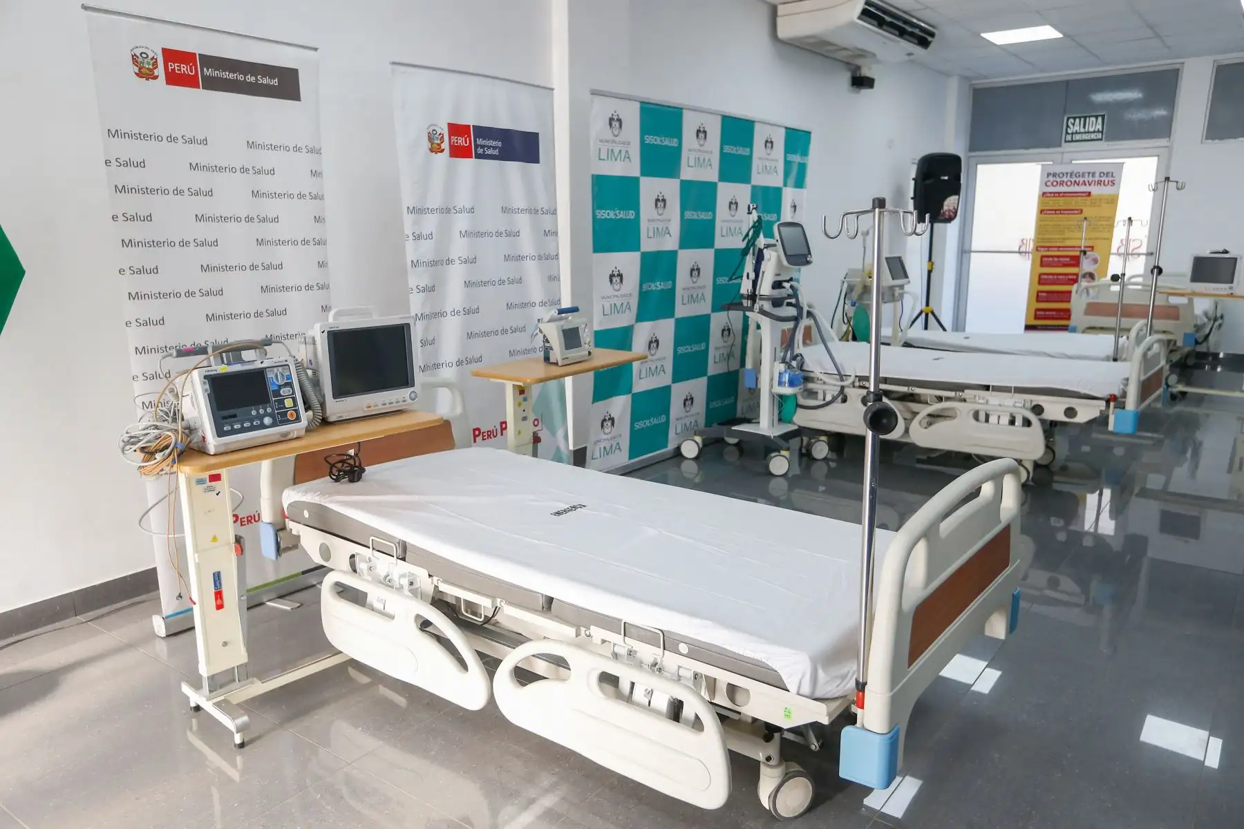 El alcalde de Lima, Jorge Muñoz, entregó al Hospital Nacional Hipólito Unanue equipos médicos de Sisol Salud para la atención de pacientes con COVID-19.  Foto:ANDINA/Essalud