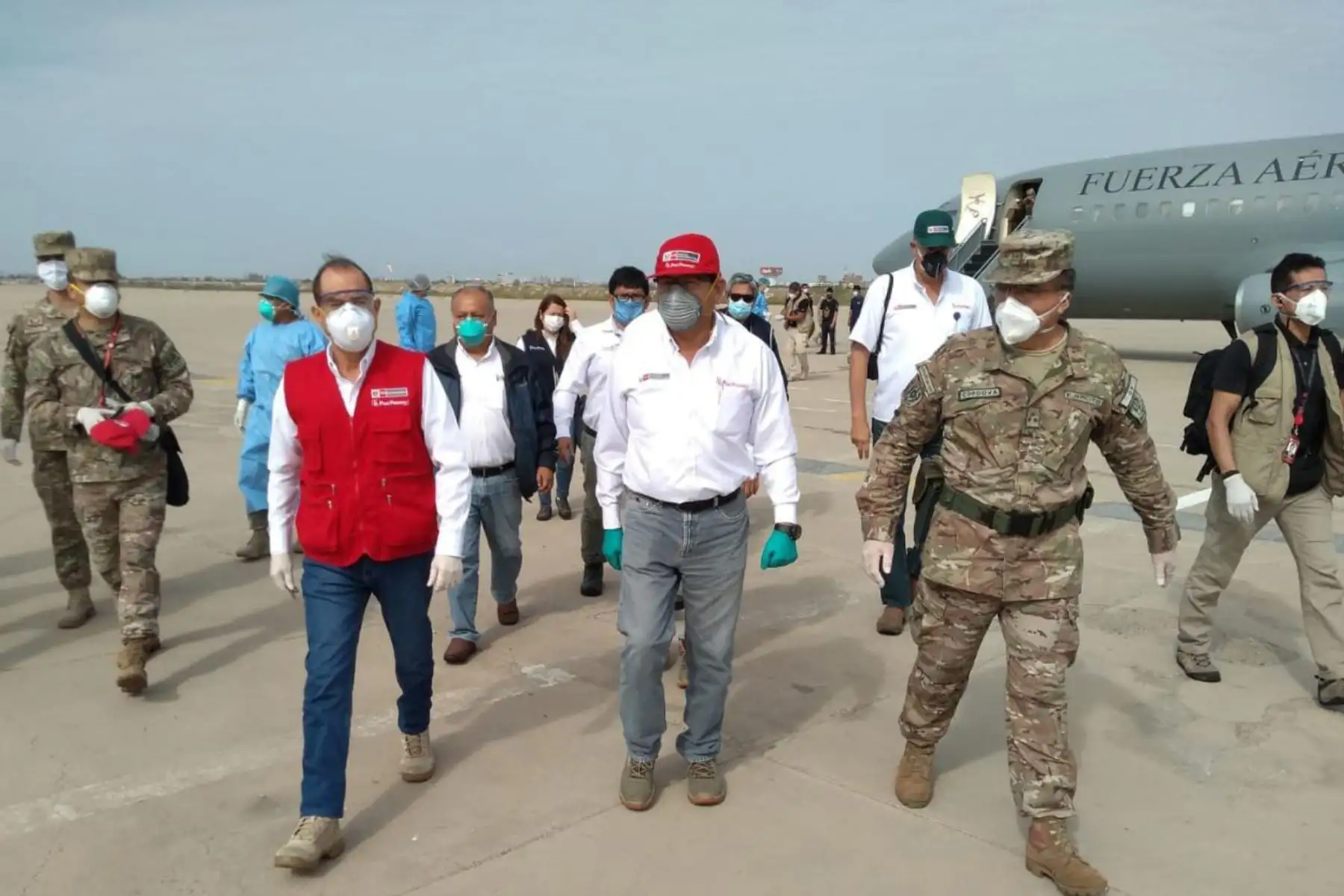 Ministro de Defensa, Walter Martos, y el titular de Agricultura, Jorge Montenegro llegan a Lambayeque, para evaluar junto a las autoridades locales y el Comando de Operaciones Regional COVID-19, las acciones multisectoriales implementadas para combatir el COVID -19. 
Foto: Mindef