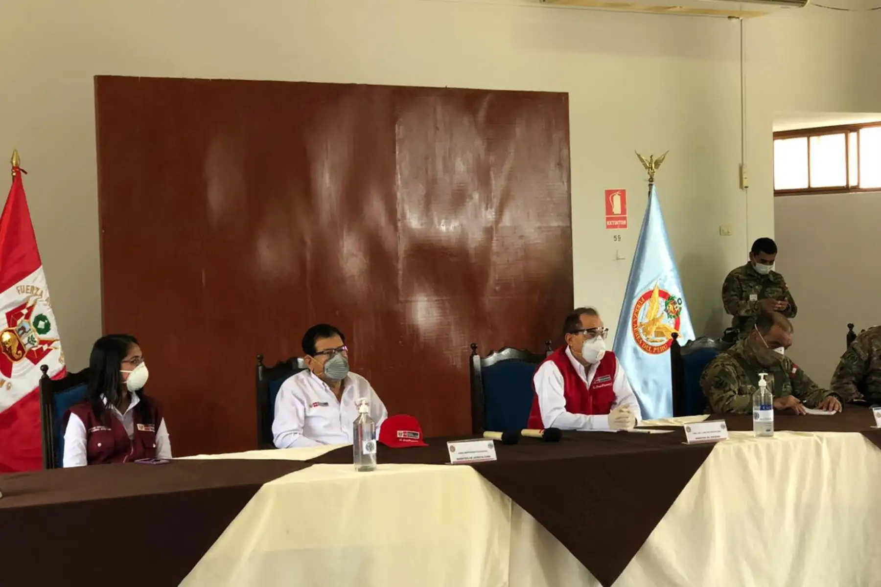 Ministro de Defensa, Walter Martos, y el titular de Agricultura, Jorge Montenegro llegan a Lambayeque, para evaluar junto a las autoridades locales y el Comando de Operaciones Regional COVID-19, las acciones multisectoriales implementadas para combatir el COVID -19. 
Foto; Mindef