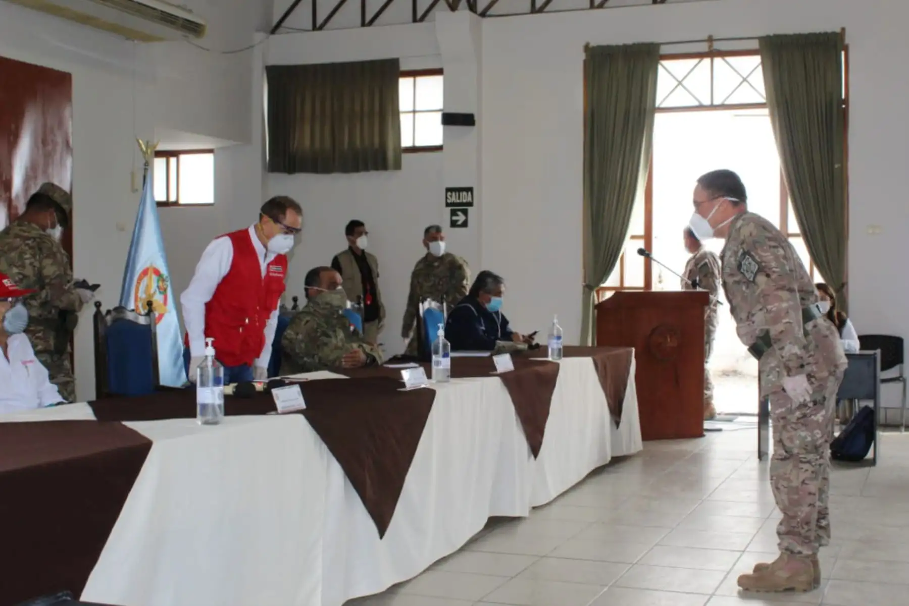 Ministro de Defensa, Walter Martos, y el titular de Agricultura, Jorge Montenegro llegan a Lambayeque, para evaluar junto a las autoridades locales y el Comando de Operaciones Regional COVID-19, las acciones multisectoriales implementadas para combatir el COVID -19. 
Foto: Mindef