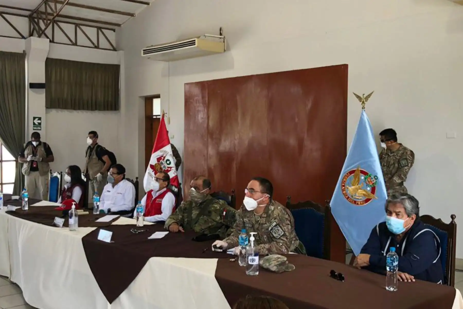 Ministro de Defensa, Walter Martos, y el titular de Agricultura, Jorge Montenegro llegan a Lambayeque, para evaluar junto a las autoridades locales y el Comando de Operaciones Regional COVID-19, las acciones multisectoriales implementadas para combatir el COVID -19. 
Foto; Mindef