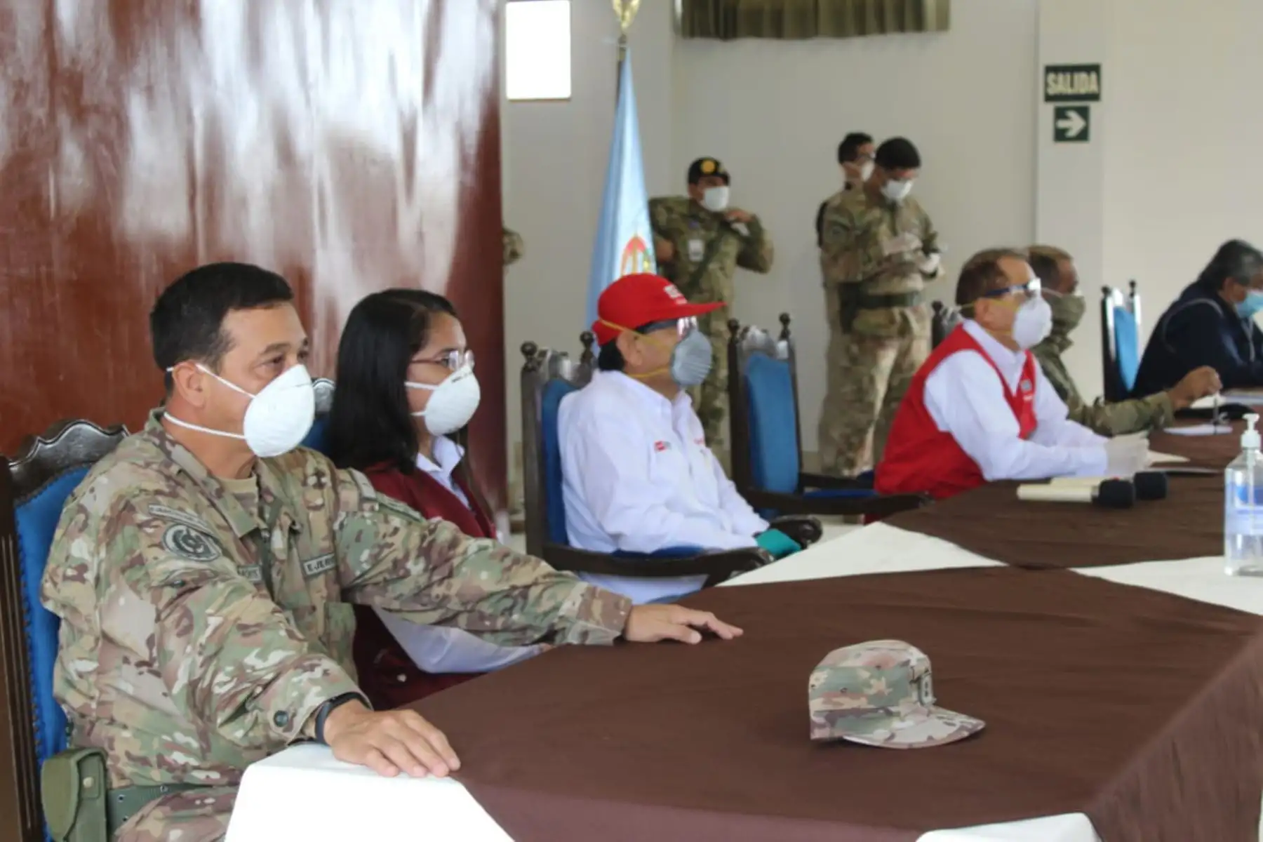Ministro de Defensa, Walter Martos, y el titular de Agricultura, Jorge Montenegro llegan a Lambayeque, para evaluar junto a las autoridades locales y el Comando de Operaciones Regional COVID-19, las acciones multisectoriales implementadas para combatir el COVID -19. 
Foto; Mindef