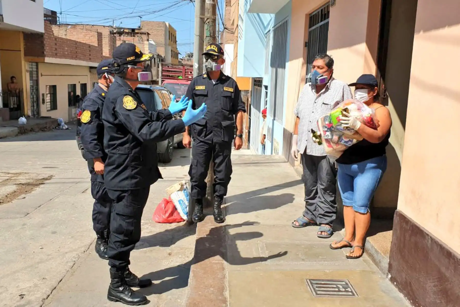 Con la finalidad de cuidar el bienestar de nuestros agentes, hoy la Policía Perú, continuó con la entrega de paquetes alimentarios a los efectivos de la Dirección de Seguridad del Estado que se encuentran en aislamiento por el COVID-19. Foto: ANDINA/@MininterPeru.