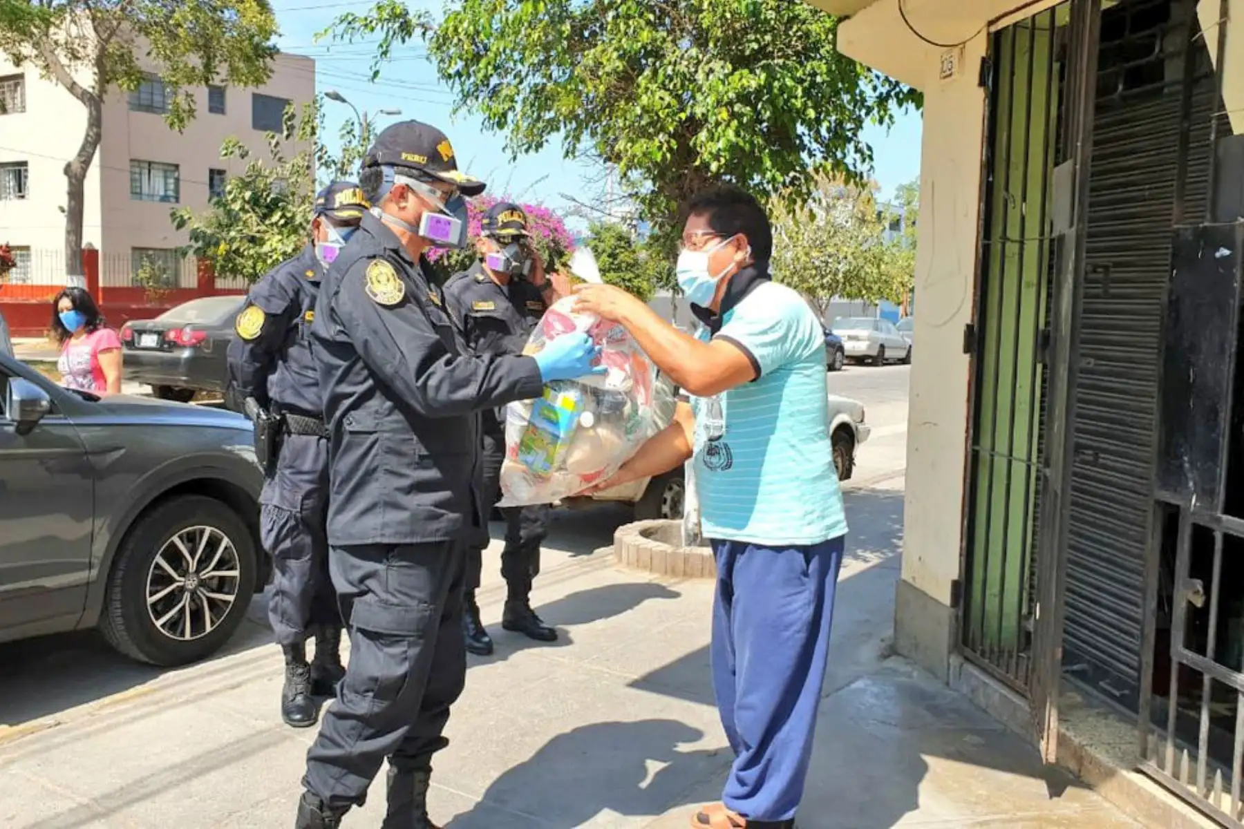 Con la finalidad de cuidar el bienestar de nuestros agentes, hoy la Policía Perú, continuó con la entrega de paquetes alimentarios a los efectivos de la Dirección de Seguridad del Estado que se encuentran en aislamiento por el COVID-19. Foto: ANDINA/@MininterPeru.