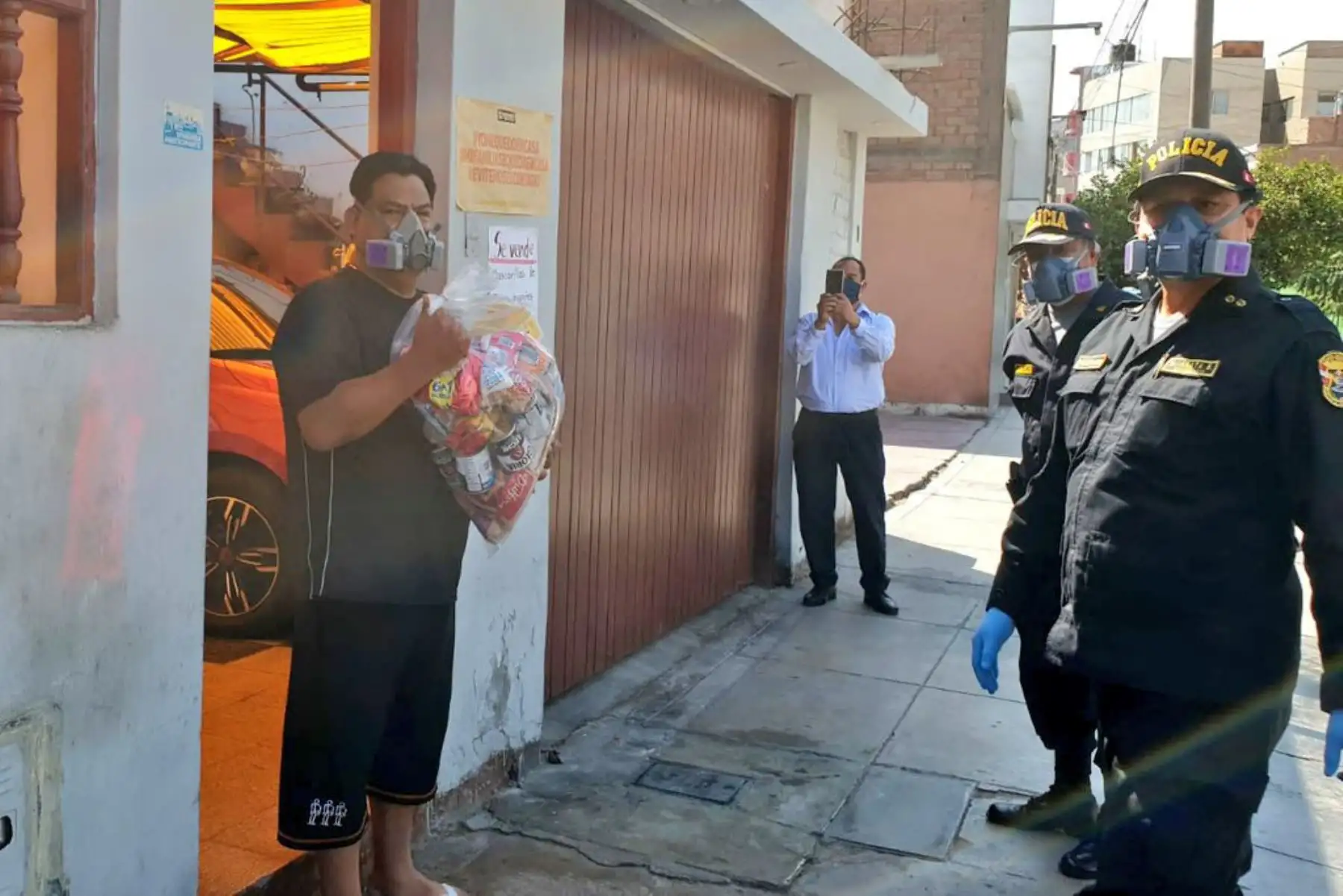 Con la finalidad de cuidar el bienestar de nuestros agentes, hoy la Policía Perú, continuó con la entrega de paquetes alimentarios a los efectivos de la Dirección de Seguridad del Estado que se encuentran en aislamiento por el COVID-19. Foto: ANDINA/@MininterPeru.