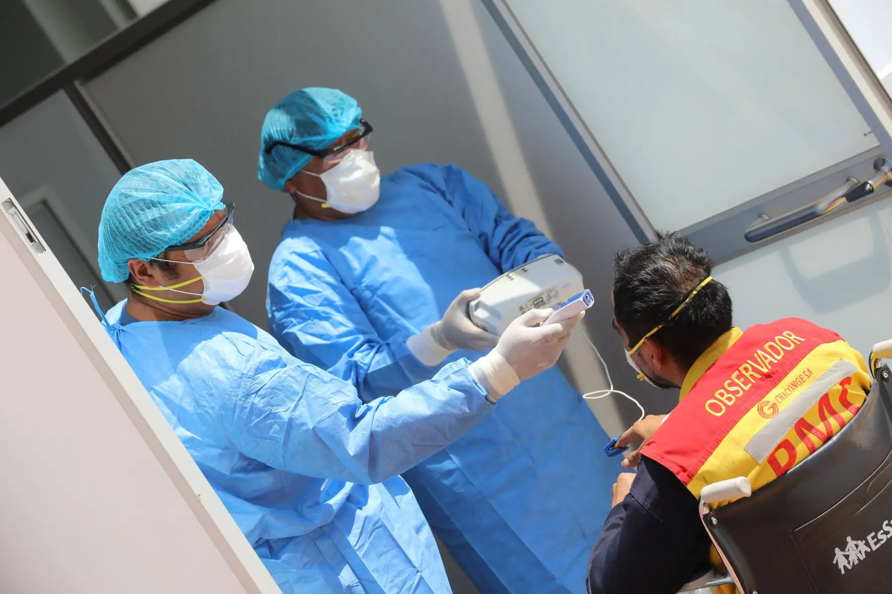 EsSalud implementó un equipo especial que recorre los hospitales para trasladar a los pacientes sospechosos y confirmados de COVID-19, que esperan atención, hacia la Villa Panamericana, previa evaluación médica. Foto: Essalud