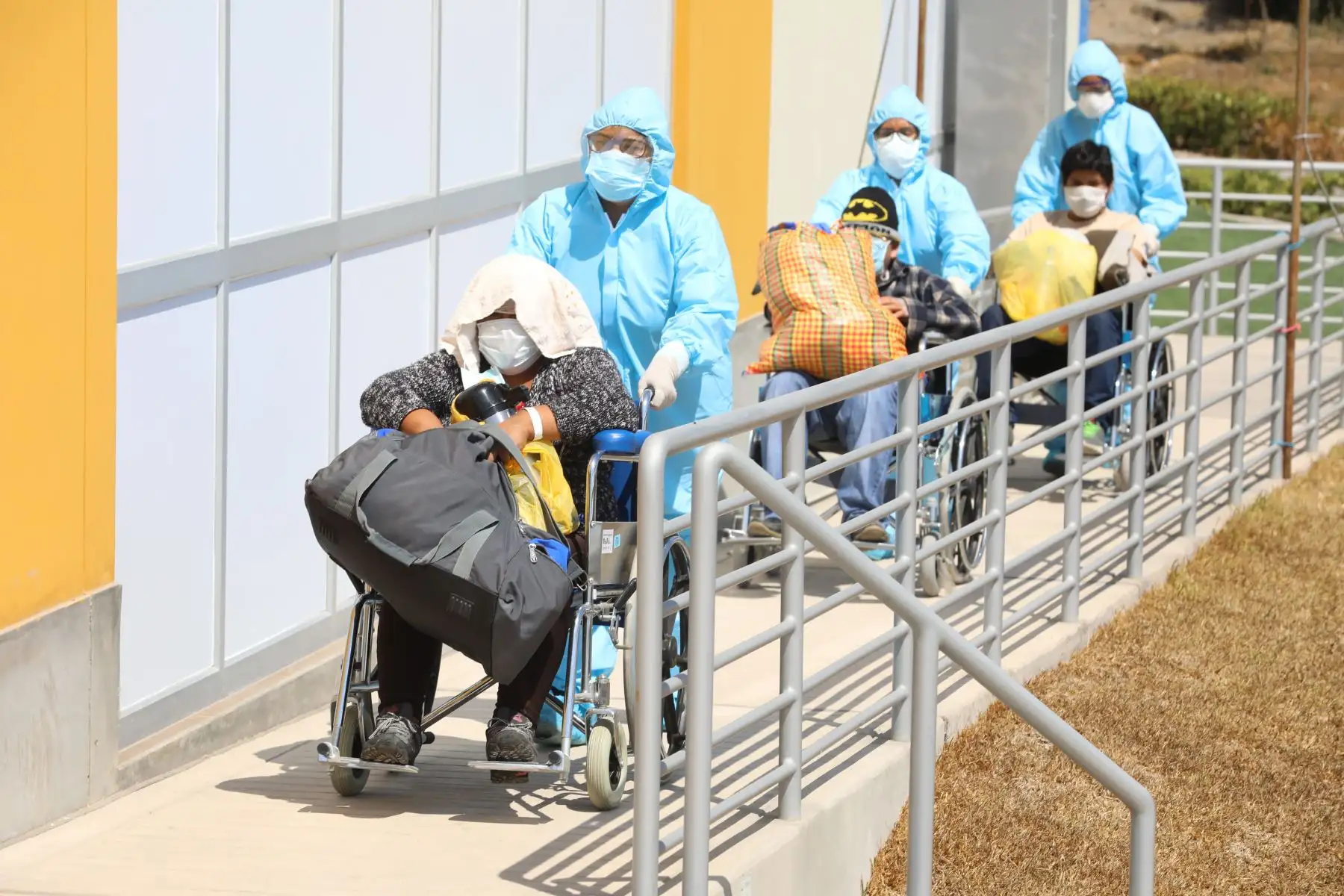 EsSalud implementó un equipo especial que recorre los hospitales para trasladar a los pacientes sospechosos y confirmados de COVID-19, que esperan atención, hacia la Villa Panamericana, previa evaluación médica. Foto: Essalud