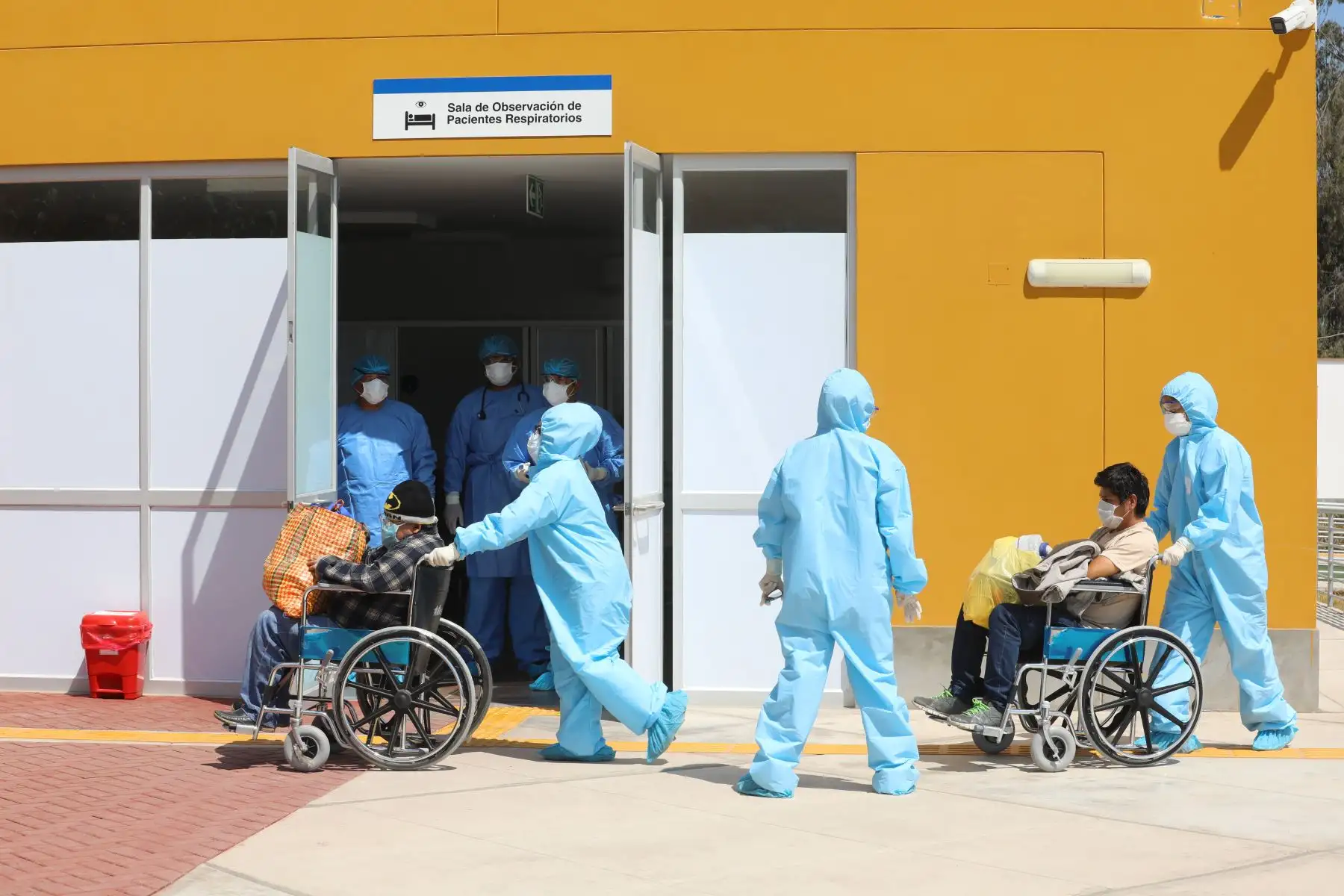 EsSalud implementó un equipo especial que recorre los hospitales para trasladar a los pacientes sospechosos y confirmados de COVID-19, que esperan atención, hacia la Villa Panamericana, previa evaluación médica. Foto: Essalud