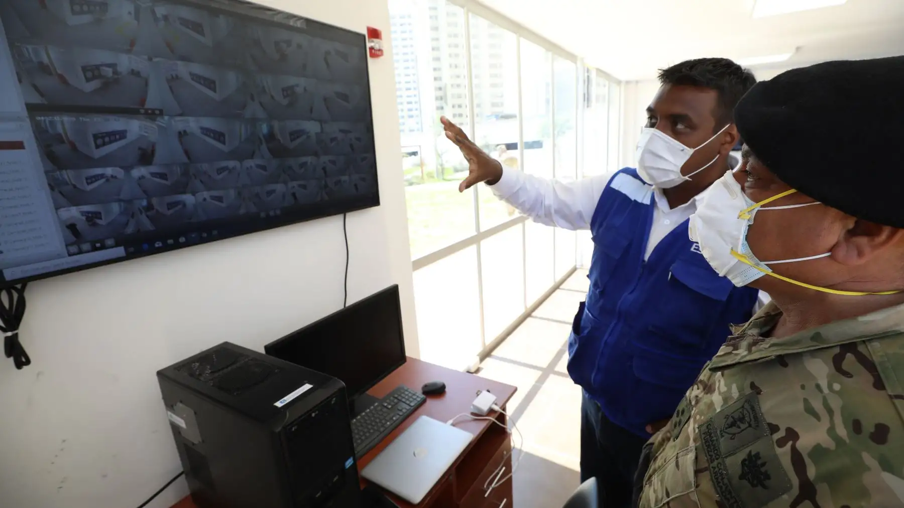 EsSalud implementó un equipo especial que recorre los hospitales para trasladar a los pacientes sospechosos y confirmados de COVID-19, que esperan atención, hacia la Villa Panamericana, previa evaluación médica. Foto: Essalud