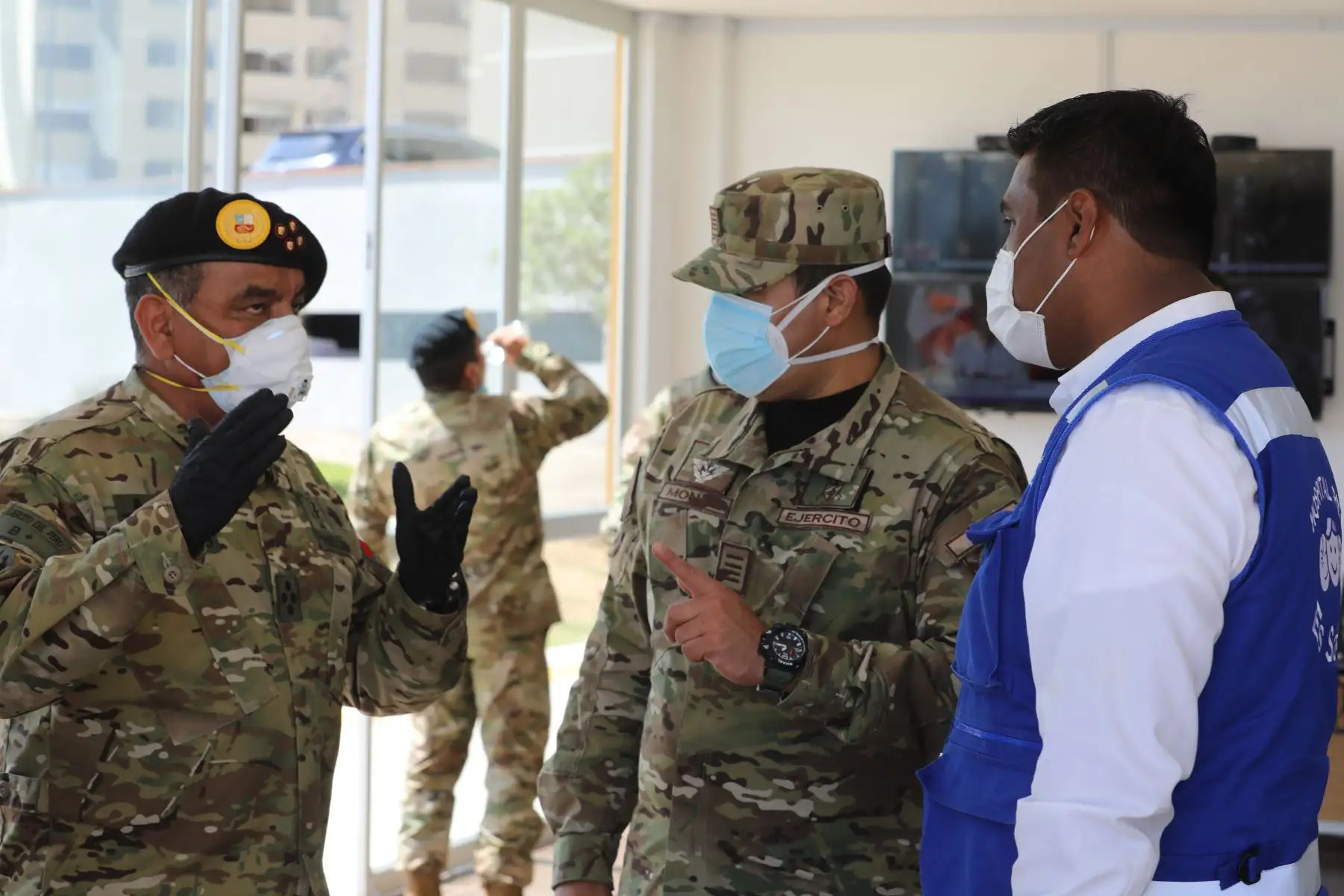 EsSalud implementó un equipo especial que recorre los hospitales para trasladar a los pacientes sospechosos y confirmados de COVID-19, que esperan atención, hacia la Villa Panamericana, previa evaluación médica. Foto: Essalud