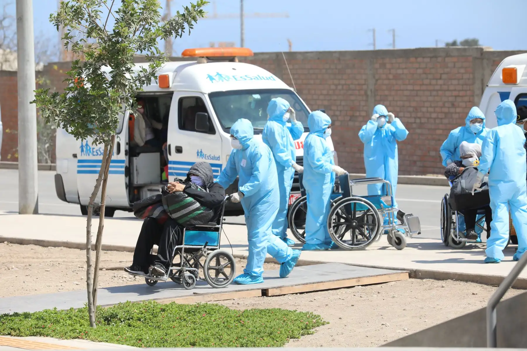 EsSalud implementó un equipo especial que recorre los hospitales para trasladar a los pacientes sospechosos y confirmados de COVID-19, que esperan atención, hacia la Villa Panamericana, previa evaluación médica. Foto: Essalud