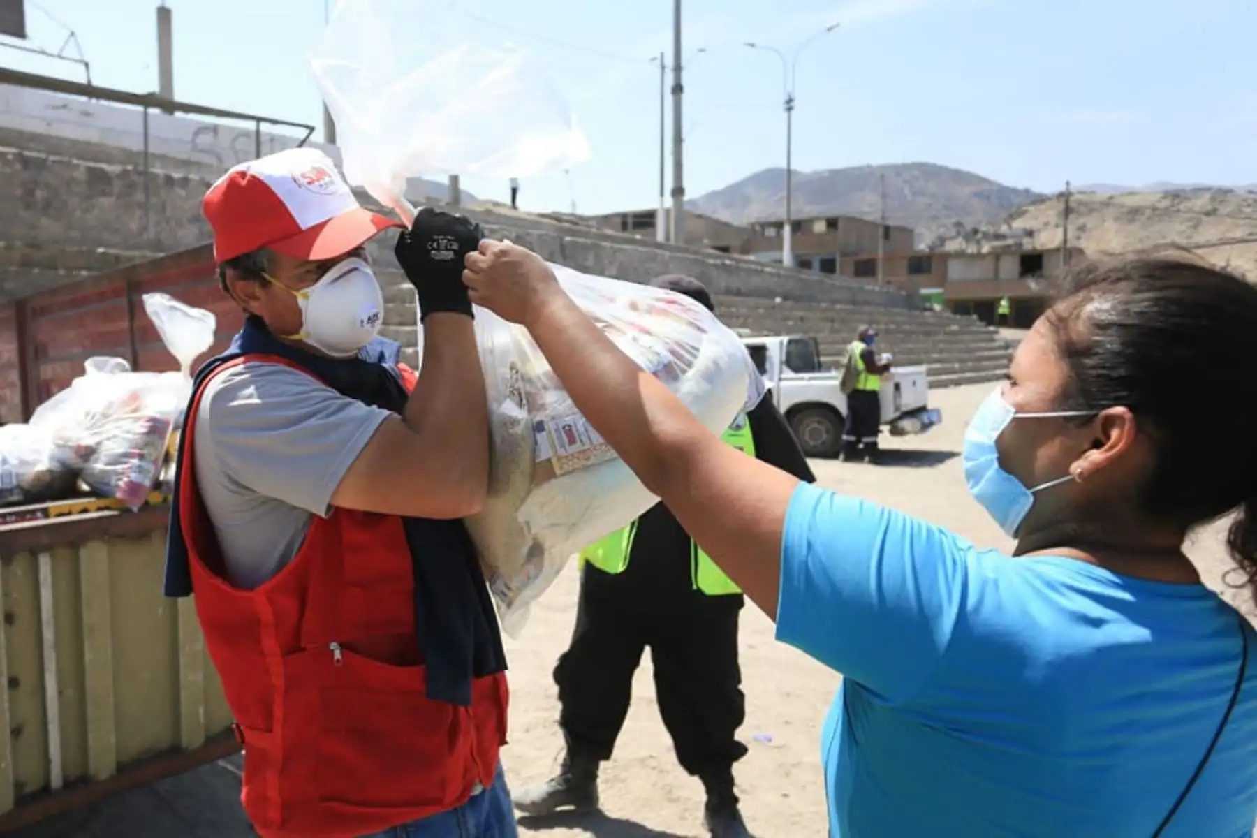 Municipalidad de San Juan de Miraflores entregó canastas a familias en situación de vulnerabilidad de La Rinconada. Foto: ANDINA/Municipalidad de San Juan de Miraflores