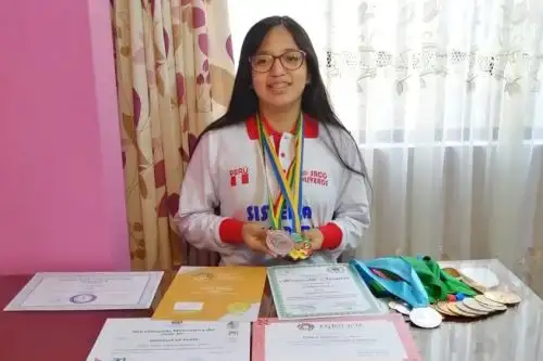 Carla Fermín Jiménez, obtuvo la medalla de oro en la Olimpiada Europea Femenina de Matemática (EGMO 2020). Tiene 15 años y es alumna de 4to. de secundaria en el colegio Saco Oliveros.ANDINA/Difusión