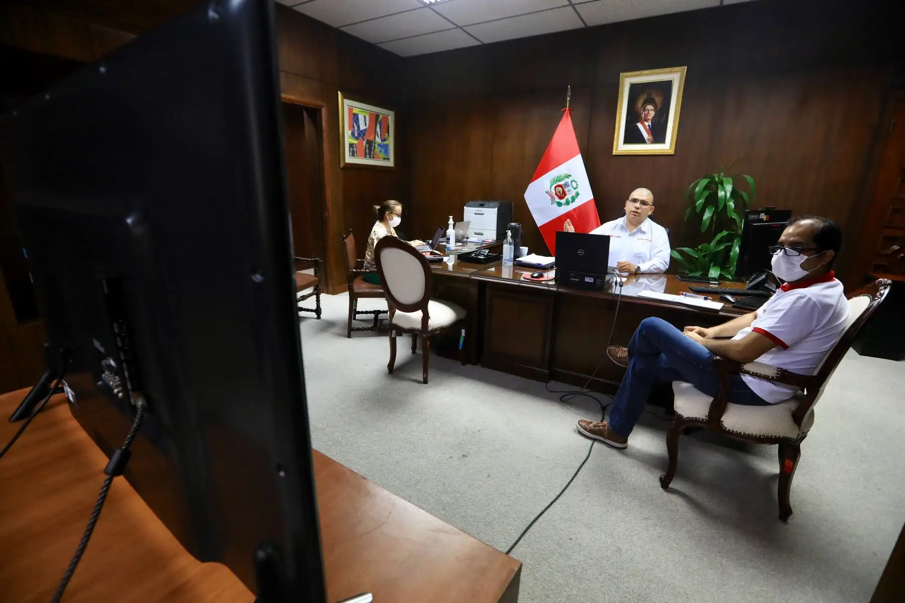 El titular del MINJUSDH, Fernando Castañeda, sostuvo una reunión virtual con representantes de UNICEF Perú para informar sobre las acciones de prevención que realiza el PRONACEJ en los centros juveniles ante la emergencia sanitaria por el #COVID19.

Foto: Ministerio de Justicia