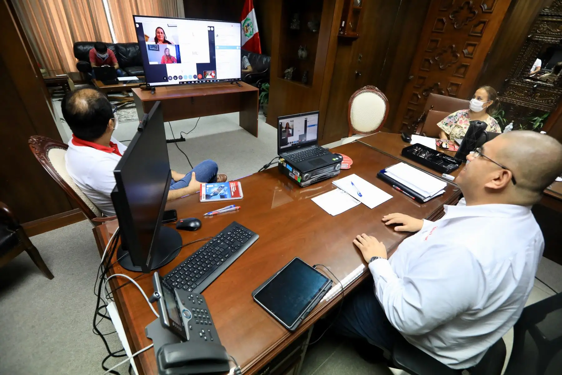 El titular del MINJUSDH, Fernando Castañeda, sostuvo una reunión virtual con representantes de UNICEF Perú para informar sobre las acciones de prevención que realiza el PRONACEJ en los centros juveniles ante la emergencia sanitaria por el #COVID19.

Foto: Ministerio de Justicia