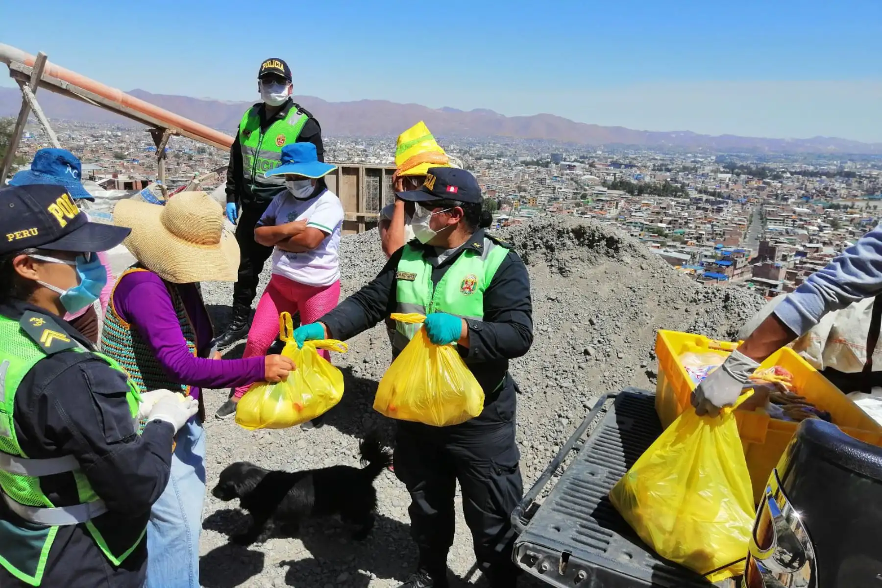 En Arequipa un gran gesto de solidaridad, efectivos de la Comisaría Mariano Melgar entregaron alimentos de primera necesidad a familias del asentamiento humano "Los Balcones" .Foto: ANDINA/@PoliciaPeru.