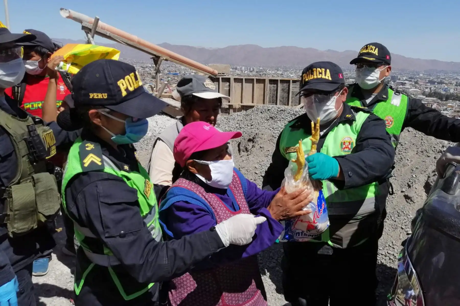 En Arequipa un gran gesto de solidaridad, efectivos de la Comisaría Mariano Melgar entregaron alimentos de primera necesidad a familias del asentamiento humano "Los Balcones" .Foto: ANDINA/@PoliciaPeru.