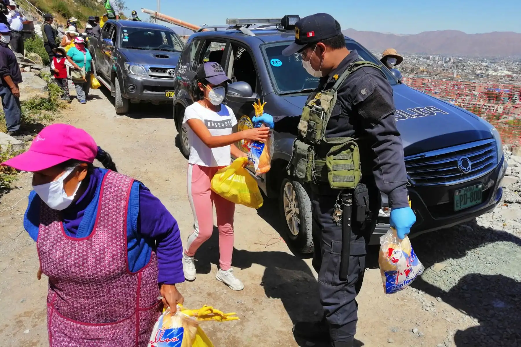 En Arequipa un gran gesto de solidaridad, efectivos de la Comisaría Mariano Melgar entregaron alimentos de primera necesidad a familias del asentamiento humano "Los Balcones" .Foto: ANDINA/@PoliciaPeru.
