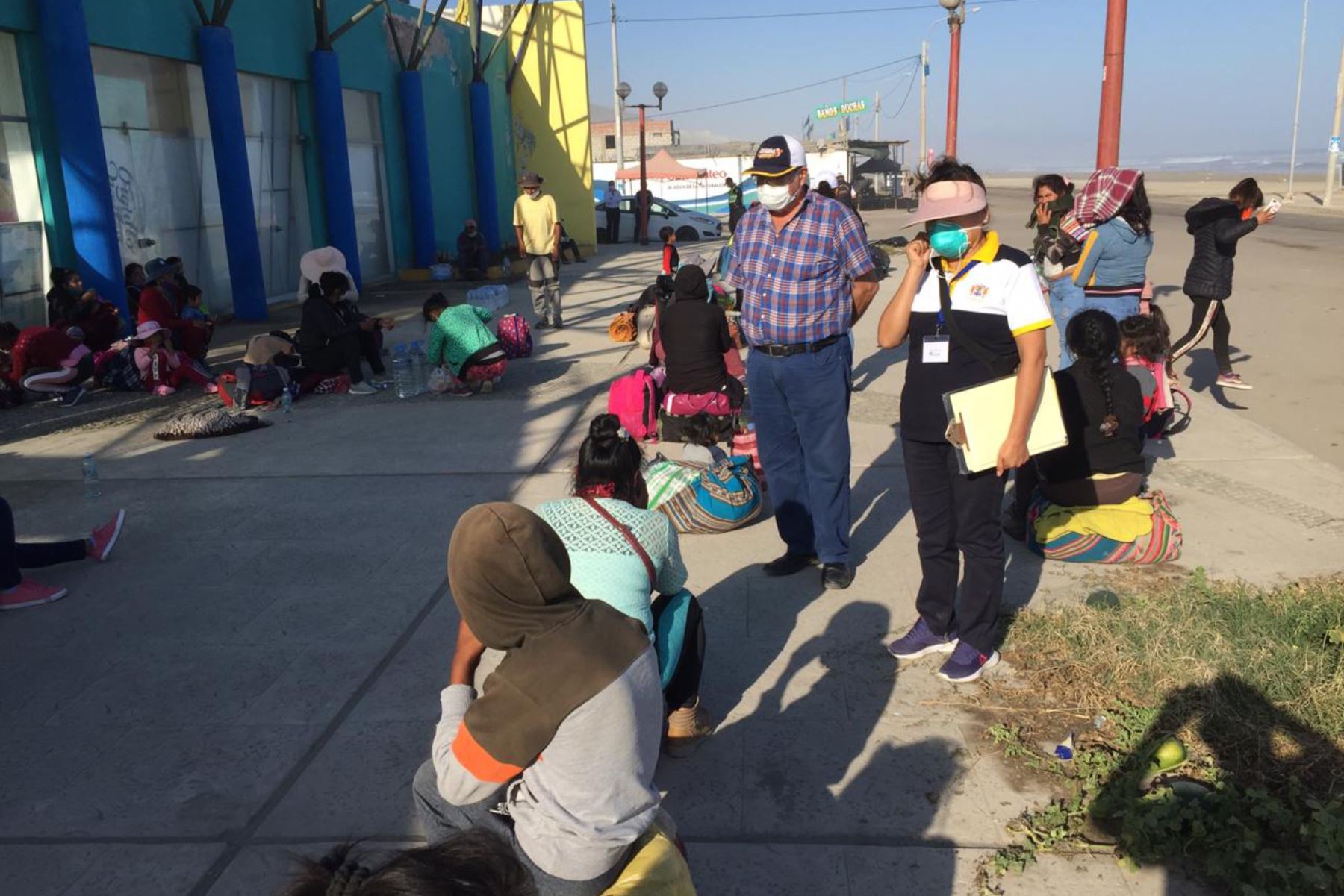 Hombres, mujeres, niños y ancianos caminaron por más de doce horas hasta llegar a Camaná, en la región Arequipa. Foto: ANDINA/difusión.